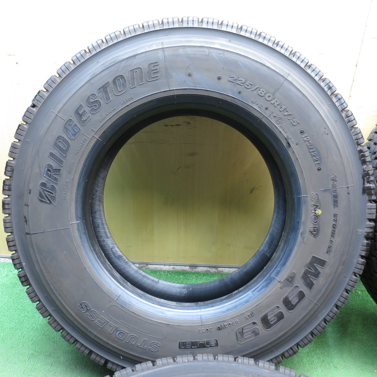 *送料無料* バリ溝！23年！9.5分★トラック タイヤ 225/80R17.5 123/122L スタッドレス ブリヂストン W999 17.5インチ★4052908クスタ