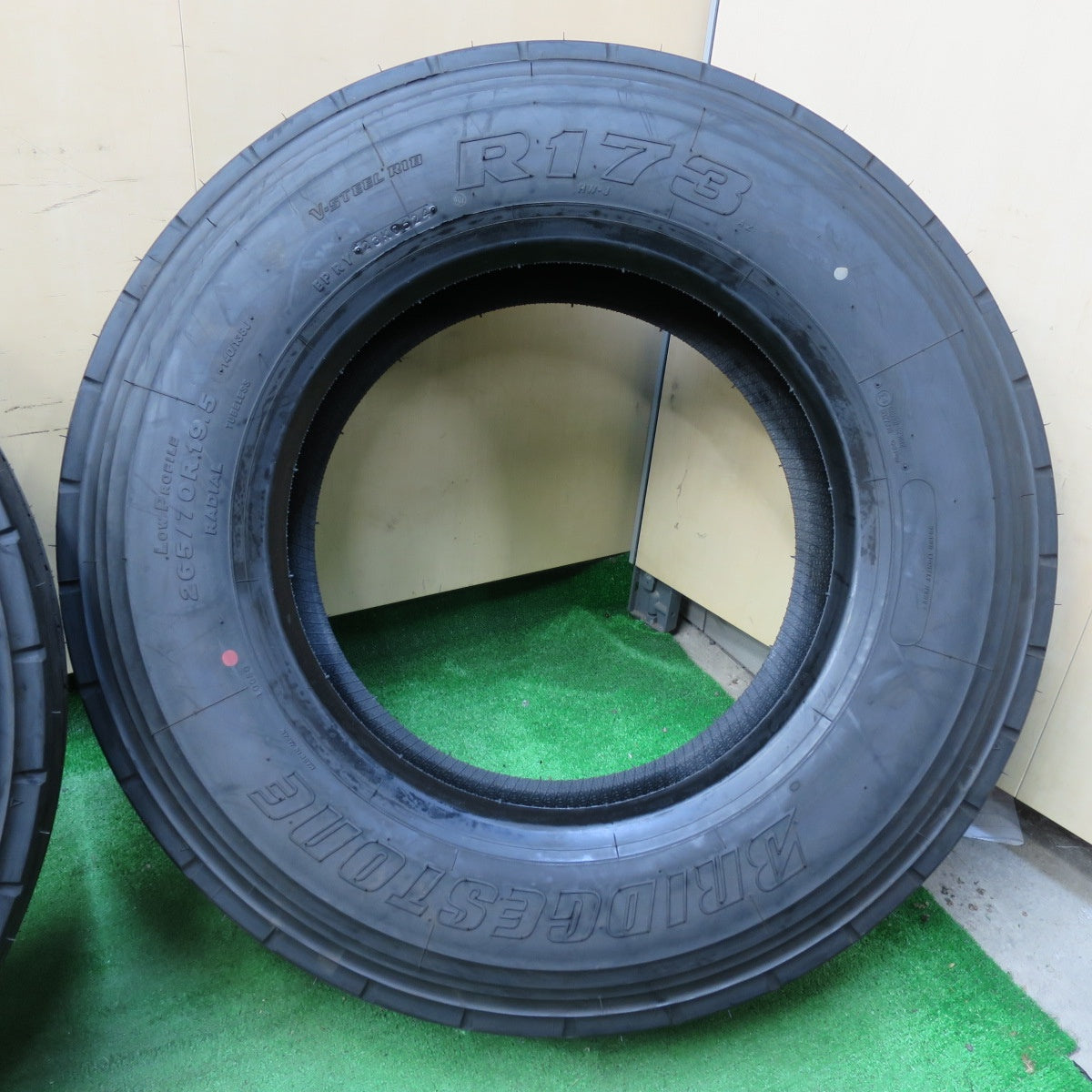 *送料無料* 新車外し！24年★トラック タイヤ 265/70R19.5 140/138J ブリヂストン R173 19.5インチ★4062406イノタ