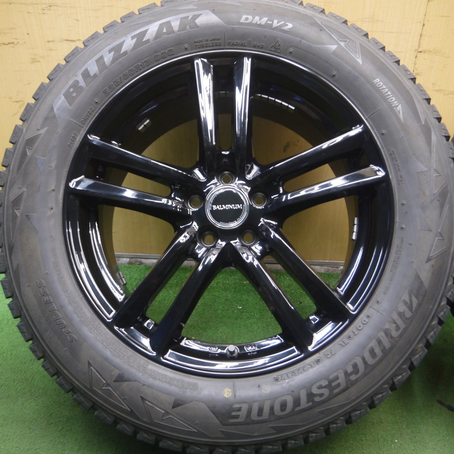 *送料無料* キレイ★レガシィ等 225/60R17 スタッドレス ブリヂストン ブリザック DM-V2 BALMINUM バルミナ PCD100/5H★4052205Hス