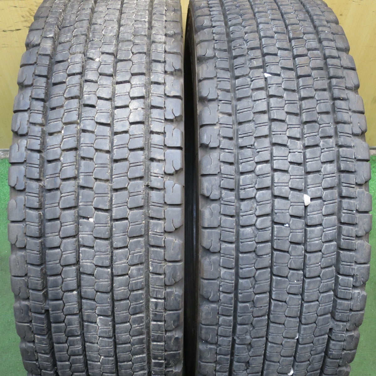 *送料無料* 2本価格！20年★トラック タイヤ 245/70R19.5 136/134J スタッドレス ブリヂストン W900 19.5インチ★4052907クスタ