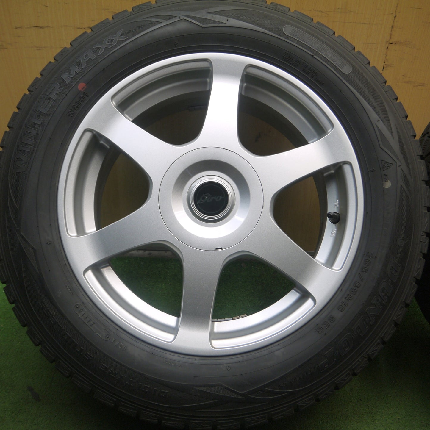 *送料無料* 4本価格★スタッドレス 205/65R16 ダンロップ ウインターマックス WM01 giro ギロ 16インチ PCD100 114.3/5H マルチ★4052007Hス