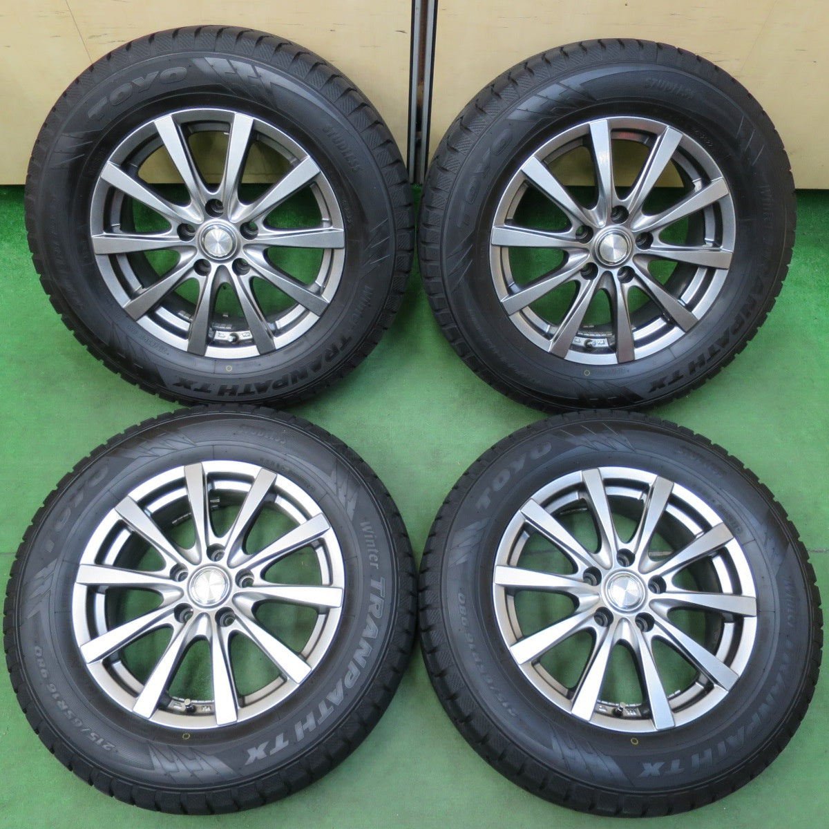 [送料無料] バリ溝！22年！キレイ！9.5分以上★スタッドレス 215/65R16 トーヨー ウインター トランパス TX GRASS グラス 16インチ PCD114.3/5H★4121206イス