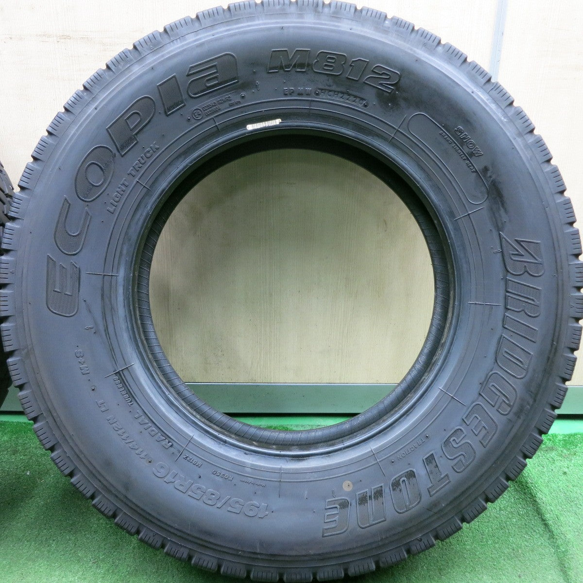 *送料無料* バリ溝！20年！8.5分★トラック タイヤ 195/85R16 114/112N ブリヂストン エコピア M812 ミックス オールシーズン 16インチ★4071417HAノタ