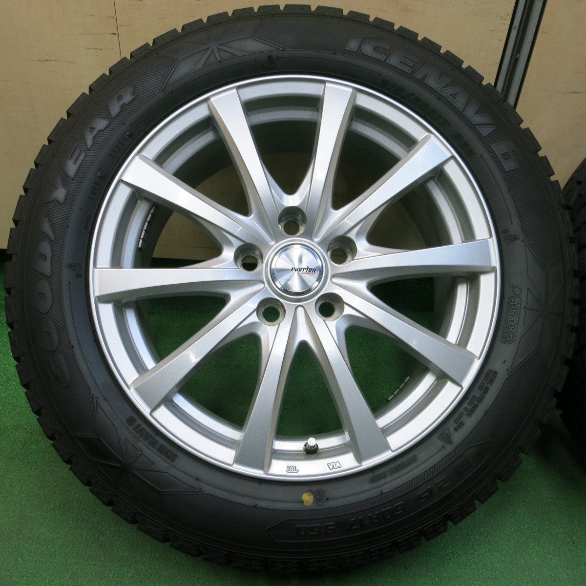 *送料無料* バリ溝！キレイ！9.5分以上★スタッドレス 215/60R17 グッドイヤー アイスナビ6 ravrion RS01 ラブリオン 17インチ PCD114.3/5H★4041907イス