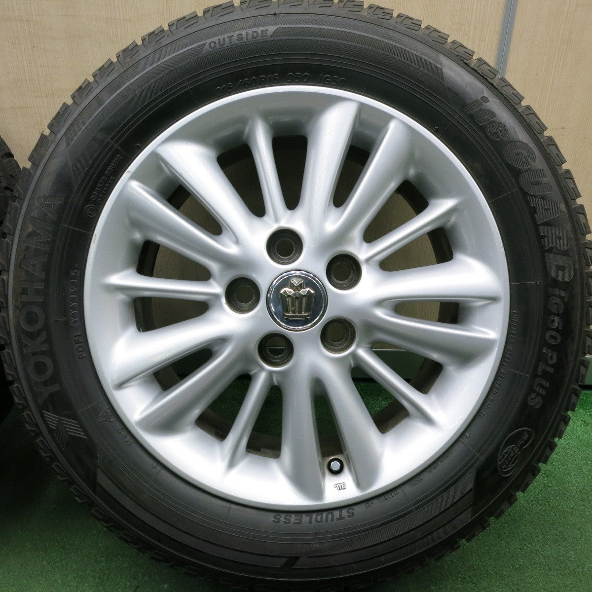 *送料無料* バリ溝！9.5分★トヨタ 180系 クラウン ロイヤル 純正 215/60R16 スタッドレス ヨコハマ アイスガード iG50 プラス PCD114.3/5H★4051705HAス