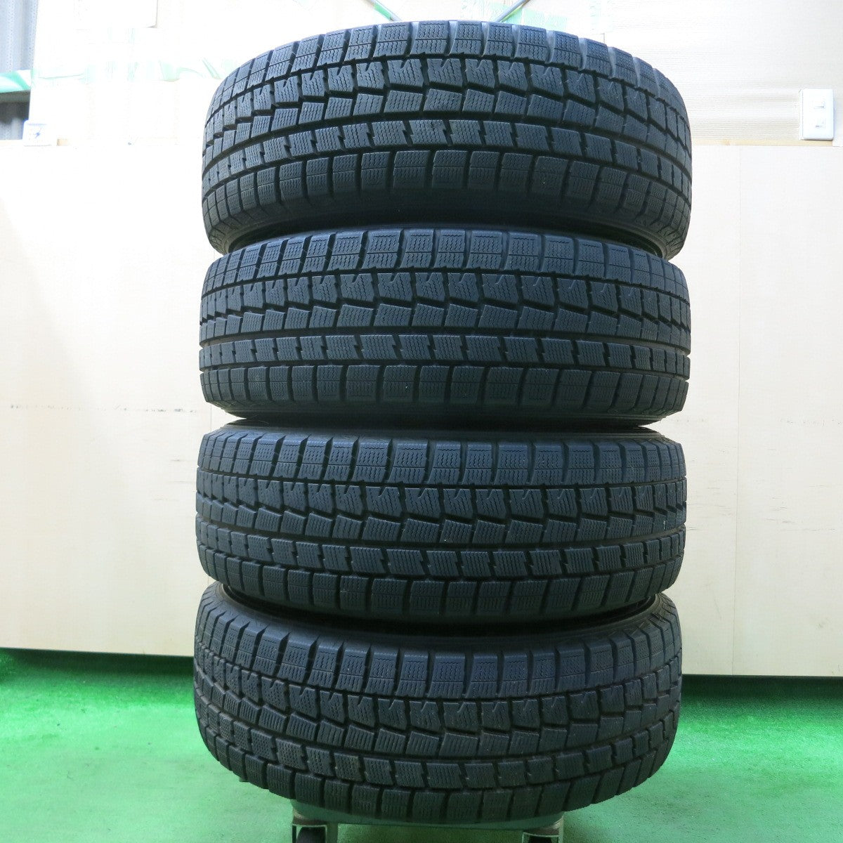 *送料無料* バリ溝！9.5分★スタッドレス 205/65R16 ダンロップ ウインターマックス WM01 FEID 16インチ PCD114.3/5H★4042612イス