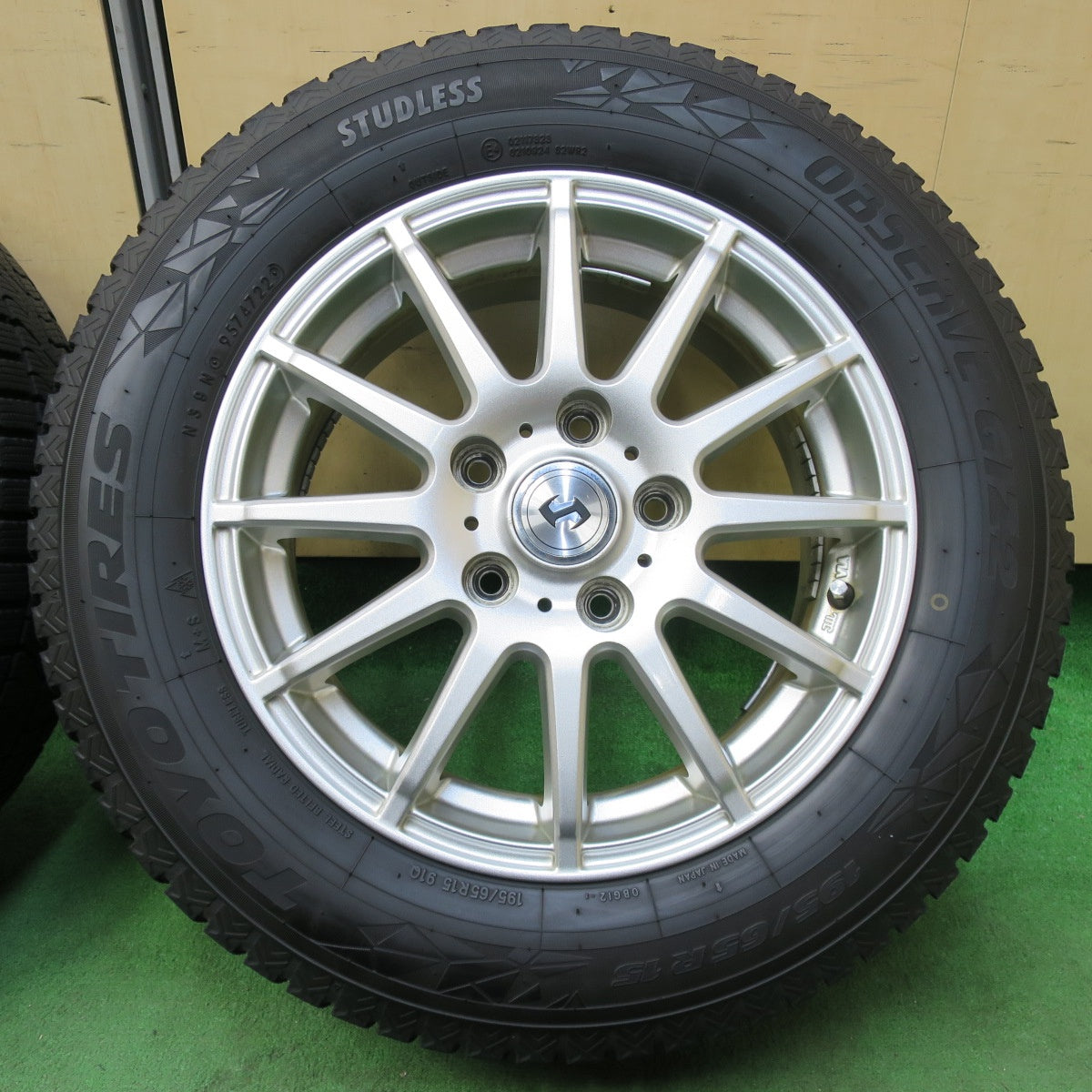 [送料無料] バリ溝！22年！キレイ！9分★スタッドレス 195/65R15 トーヨー オブザーブ GIZ2 weds ウェッズ 15インチ PCD114.3/5H★4121204イス