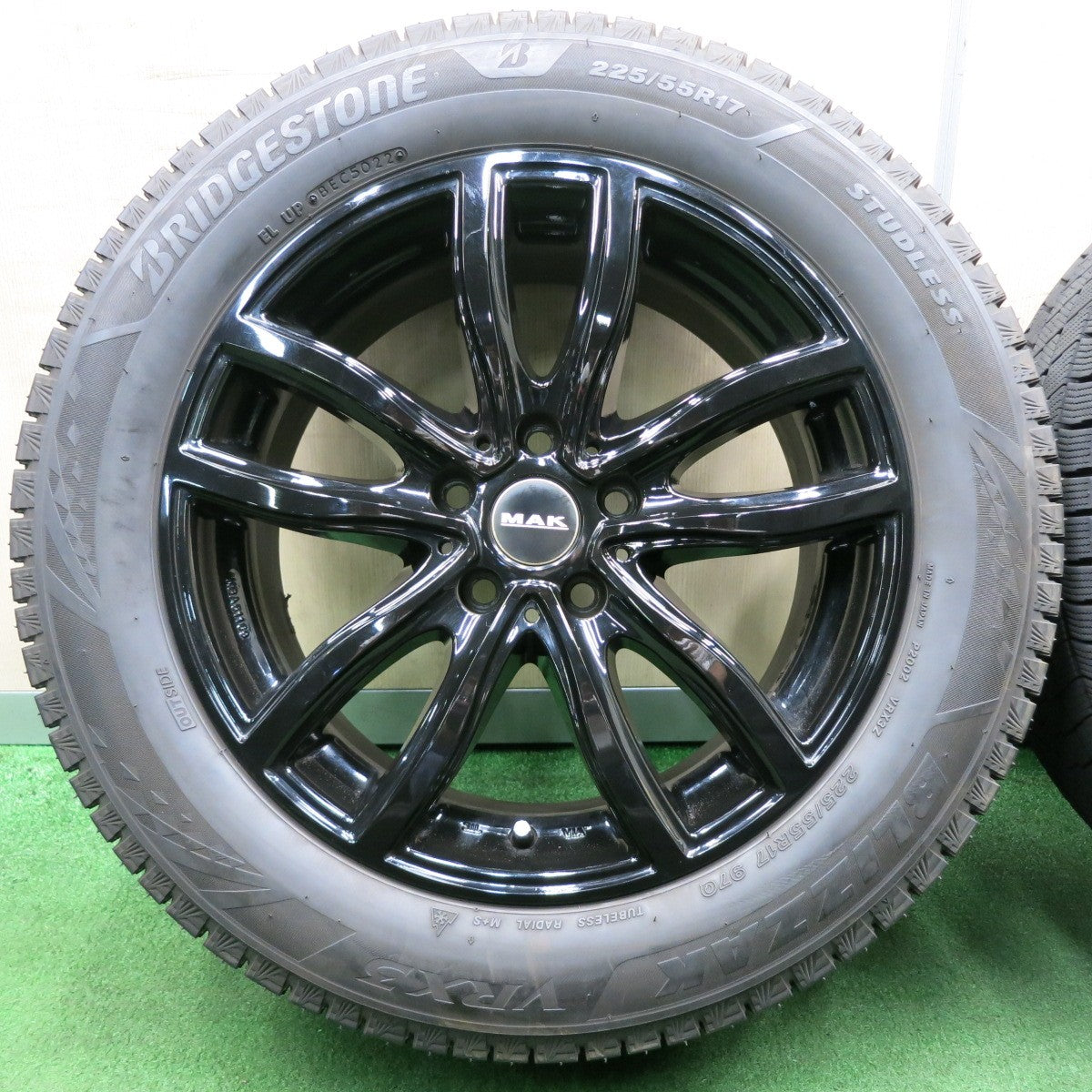 *送料無料* 超バリ溝！22年！ほぼ10分★ベンツ 等 MAK FAHR 225/55R17 スタッドレス ブリヂストン ブリザック VRX3 17インチ PCD112/5H★4042501NJス