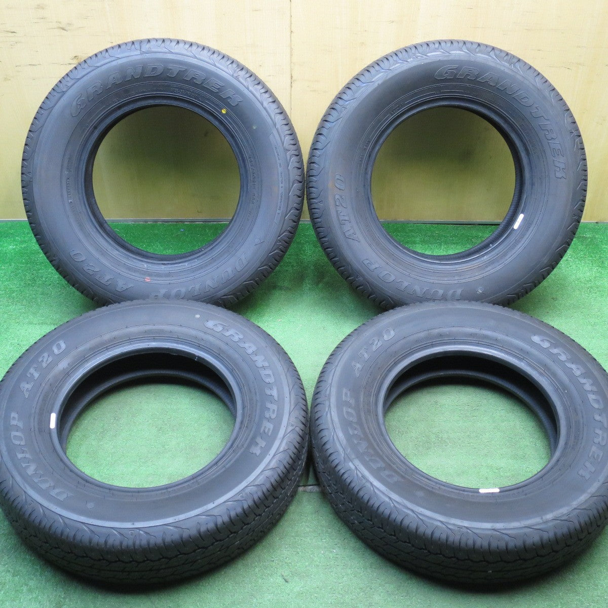 [送料無料] 新車外し！24年★195/80R15 ダンロップ AT20 グラントレック タイヤ 15インチ ジムニー シエラ ハイエース 等★5040501KKノタ