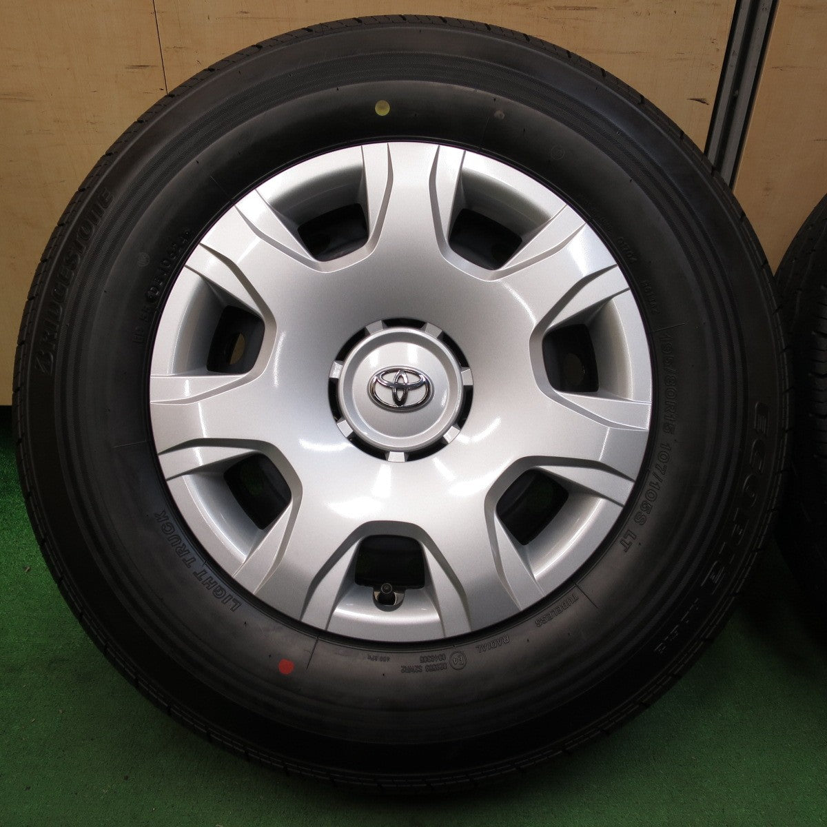 *送料無料* 新車外し！24年★トヨタ 200系 ハイエース 純正 スチール 195/80R15 107/105S ブリヂストン エコピア RD613 PCD139.7/6H★4081703イノ