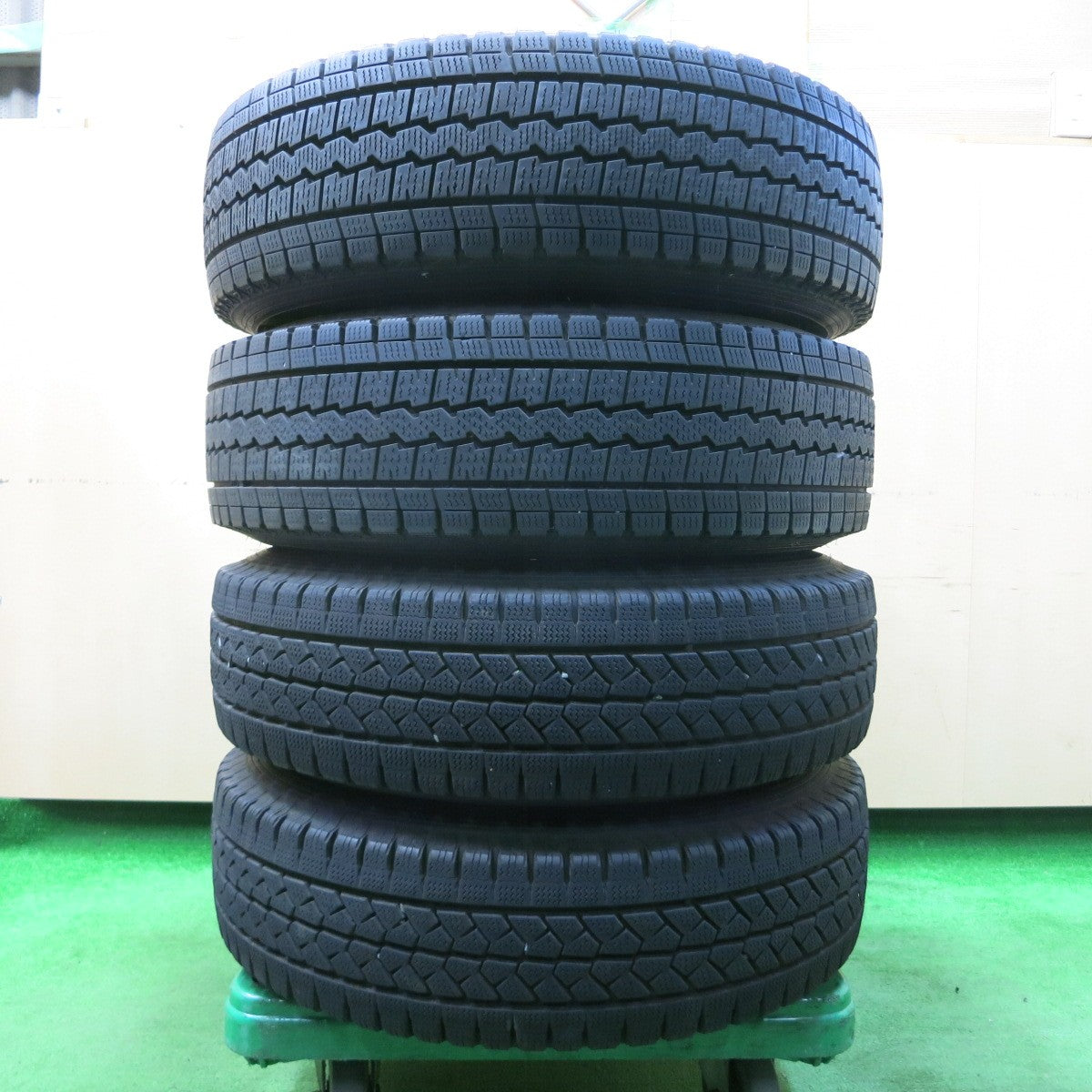 *送料無料* バリ溝！20年！キレイ！9.5分★ハイエース等 KEELER 195/80R15 スタッドレス ダンロップ ウインターマックス SV01 ブリヂストン VL1 PCD139.7/6H★4031606イス