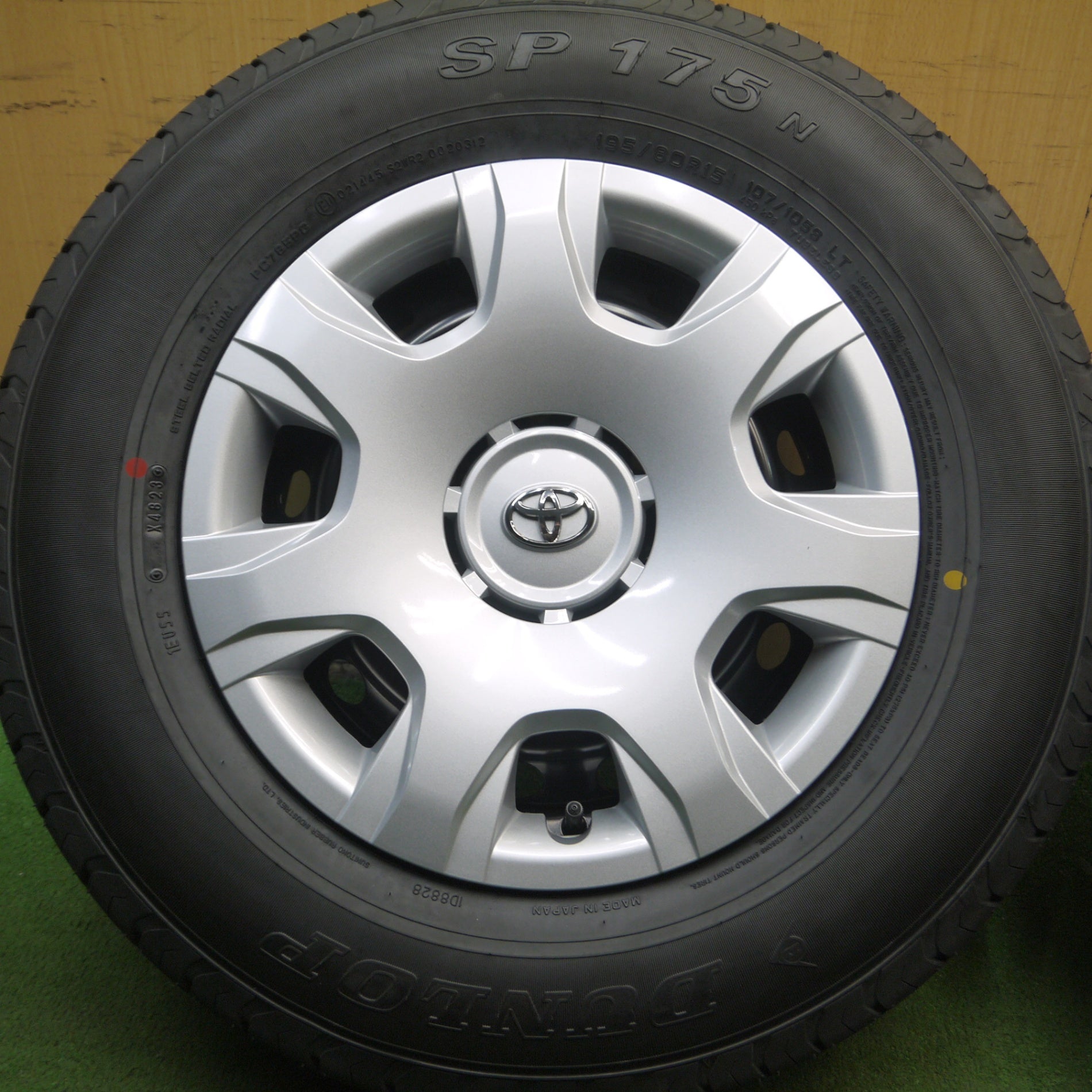 *送料無料* 新車外し！23年★トヨタ 200系 ハイエース 純正 スチール 195/80R15 107/105S ダンロップ SP175N  PCD139.7/6H★4032608Hノ