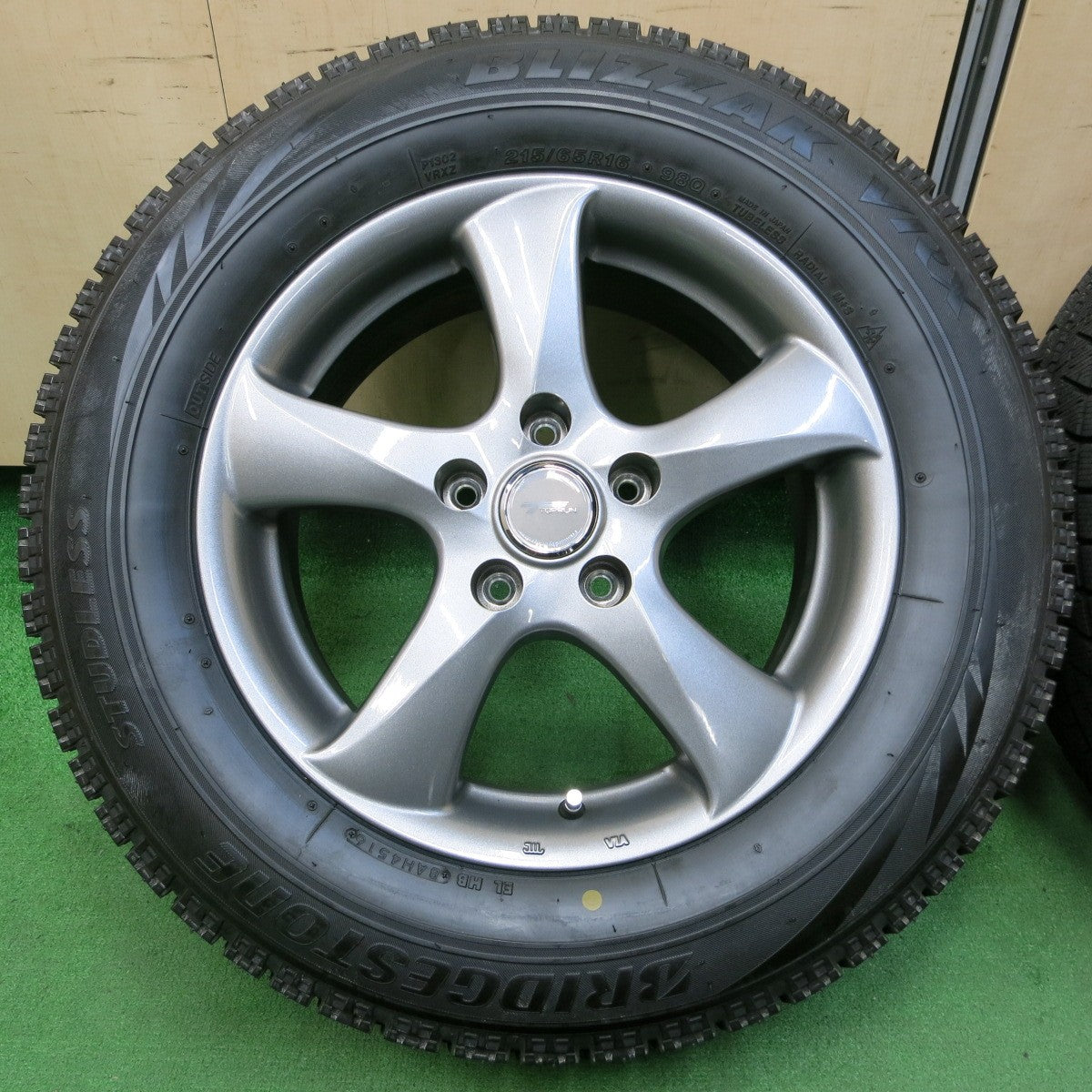 *送料無料* 超バリ溝！キレイ！ほぼ10分★スタッドレス 215/65R16 ブリヂストン ブリザック VRX TOPRUN トップラン 16インチ PCD114.3/5H★4052705イス