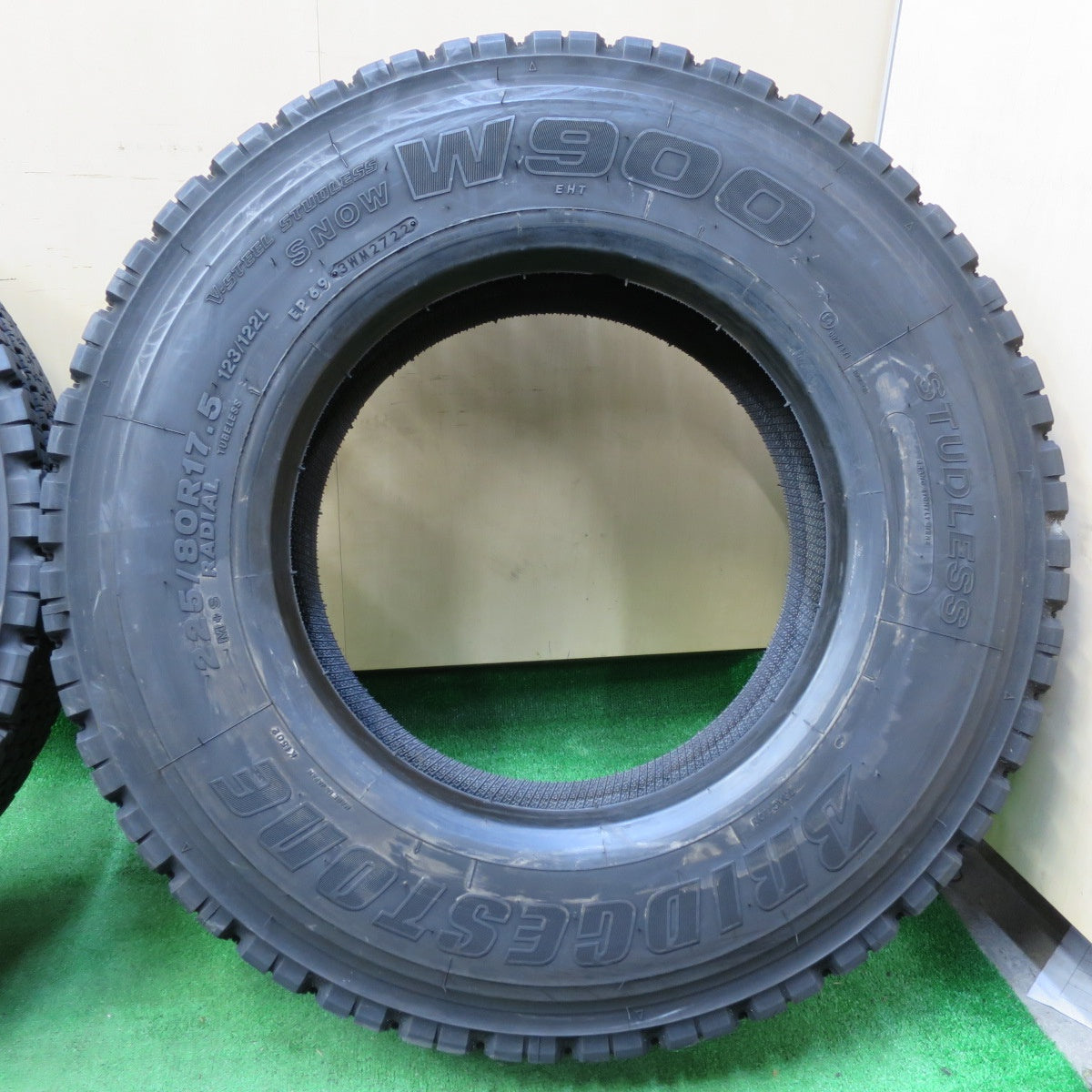 *送料無料* バリ溝！22年！9分★トラック タイヤ 225/80R17.5 123/122L スタッドレス ブリヂストン W900 17.5インチ★4070705イスタ