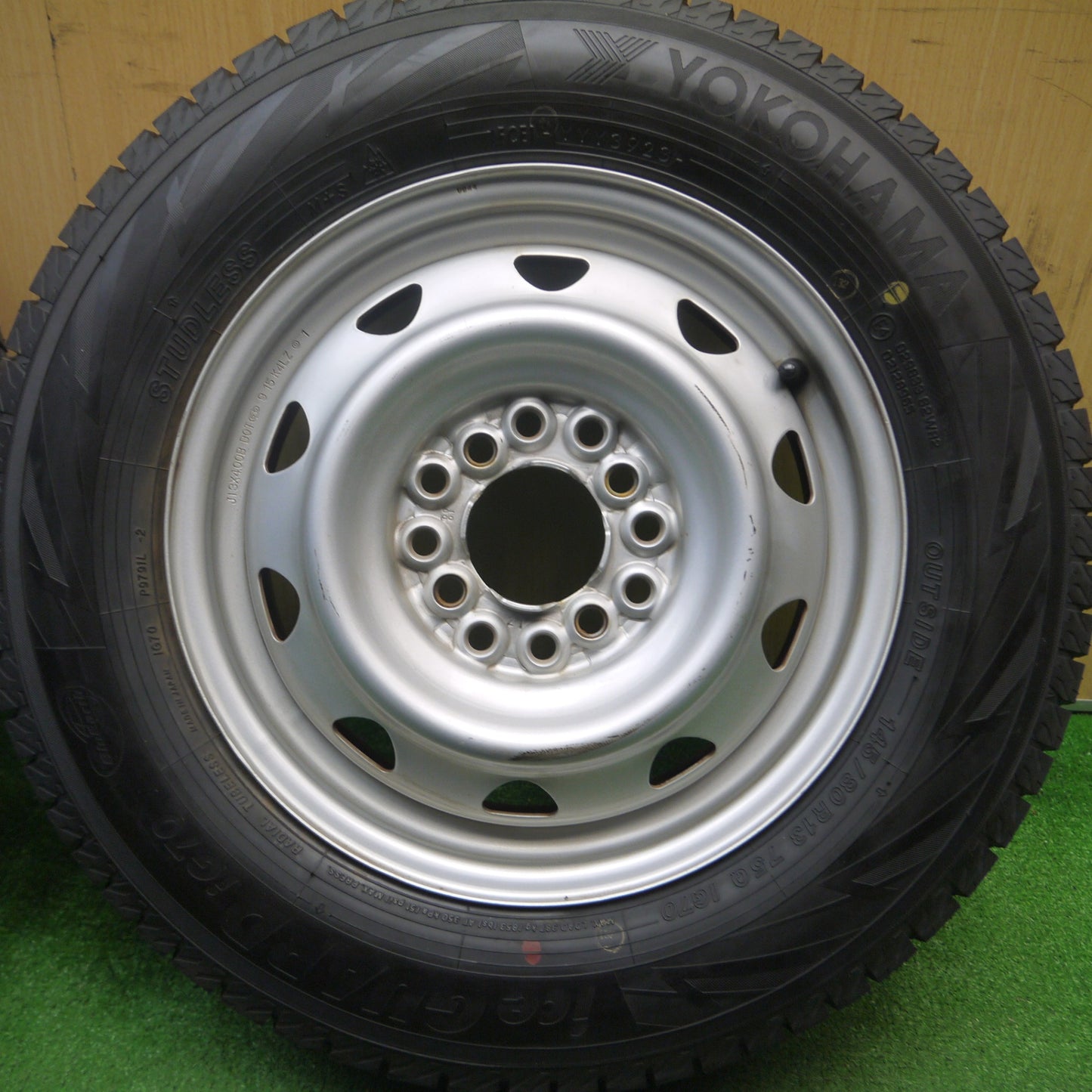 [送料無料] 超バリ溝！23年！キレイ！ほぼ10分★スタッドレス 145/80R13 ヨコハマ アイスガード iG70 スチール ホイール 13インチ PCD100 110 114.3/4H マルチ★4122301Hス