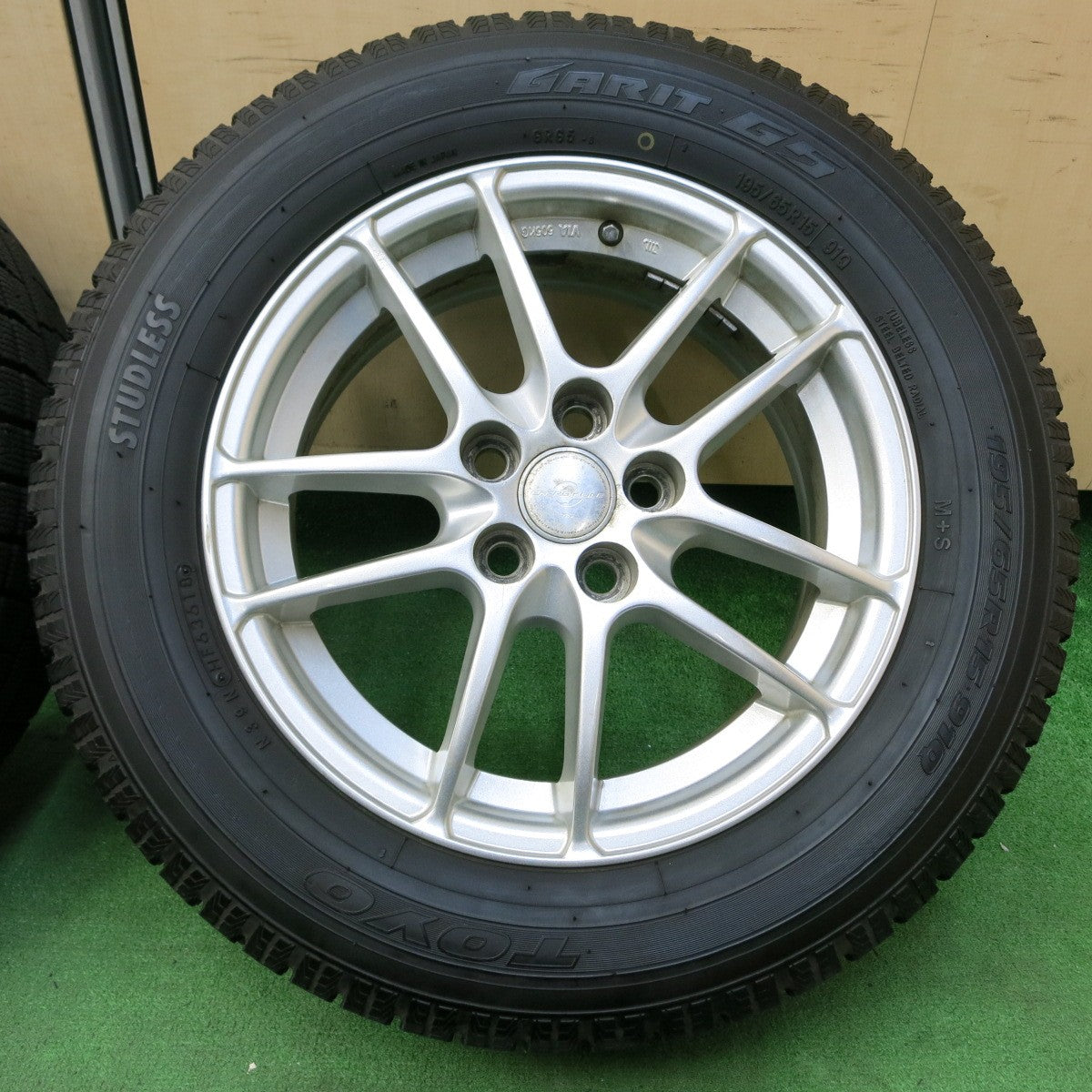 *送料無料* バリ溝！9.5分★プリウス 等 195/65R15 スタッドレス トーヨー ガリット G5 ENERGY LINE TWS 15インチ PCD100/5H★4051001イス