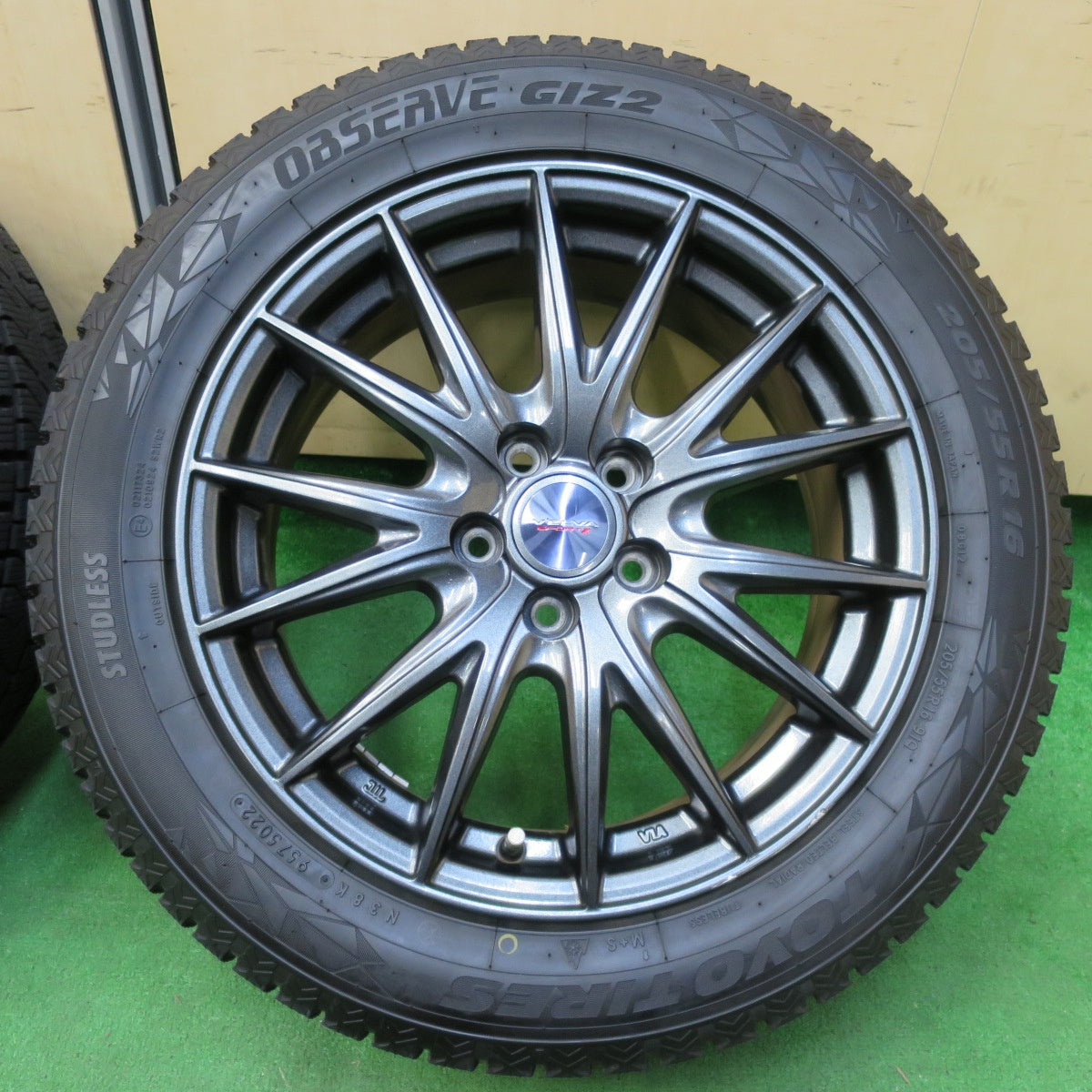 *送料無料* バリ溝！22年！キレイ！9.5分★インプレッサ等 205/55R16 スタッドレス トーヨー オブザーブ GIZ2 VELVA SPORTZ ヴェルヴァ PCD100/5H★4062203イス