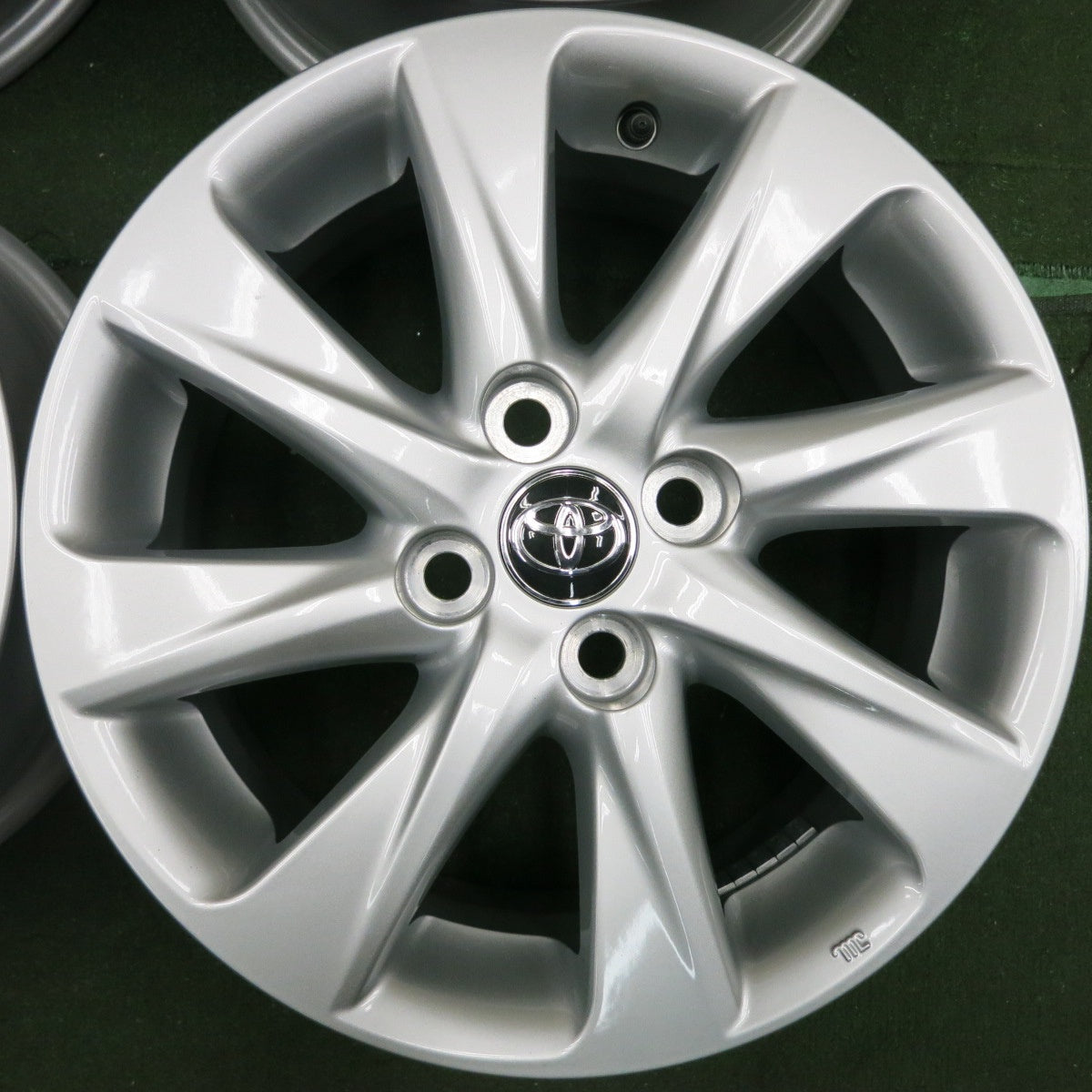 *送料無料* 新車外し★トヨタ アクア Zグレード 純正 ホイール 15インチ 15×6J PCD100/4H★4062906HAホ