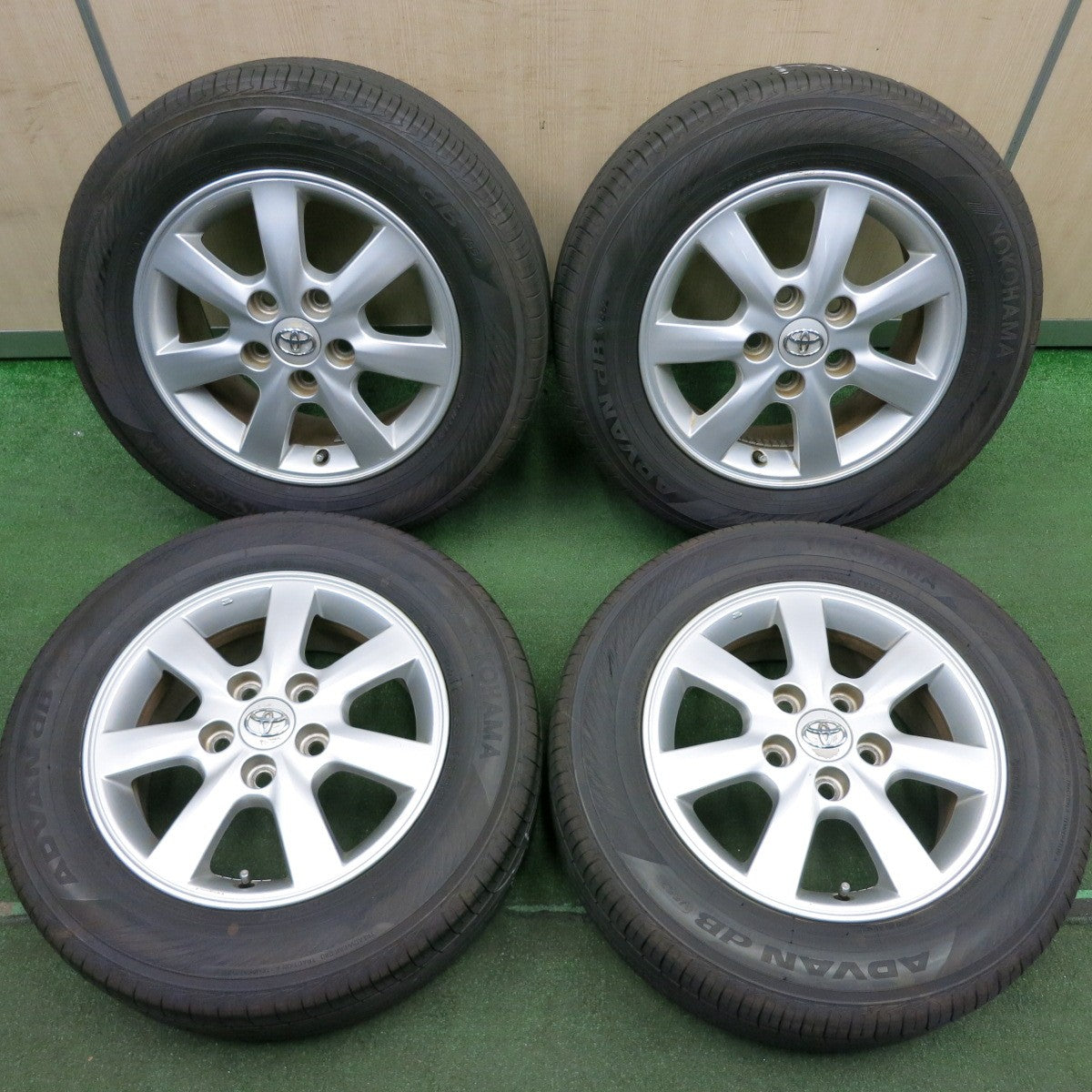 *送料無料* バリ溝！22年！9.5分★トヨタ アイシス 純正 195/65R15 ヨコハマ アドバン dB V552 15インチ PCD114.3/5H★4032404HAノ