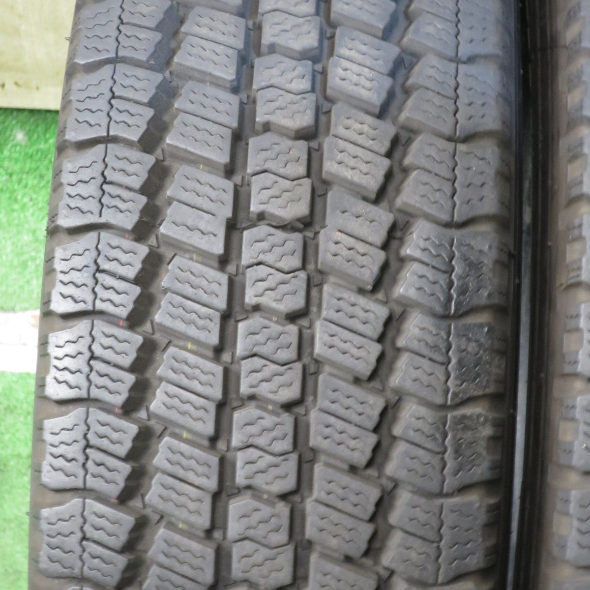 *送料無料* バリ溝！8.5分★トラック タイヤ 225/70R16 117/115N スタッドレス トーヨー デルベックス M934 16インチ★4041903クスタ