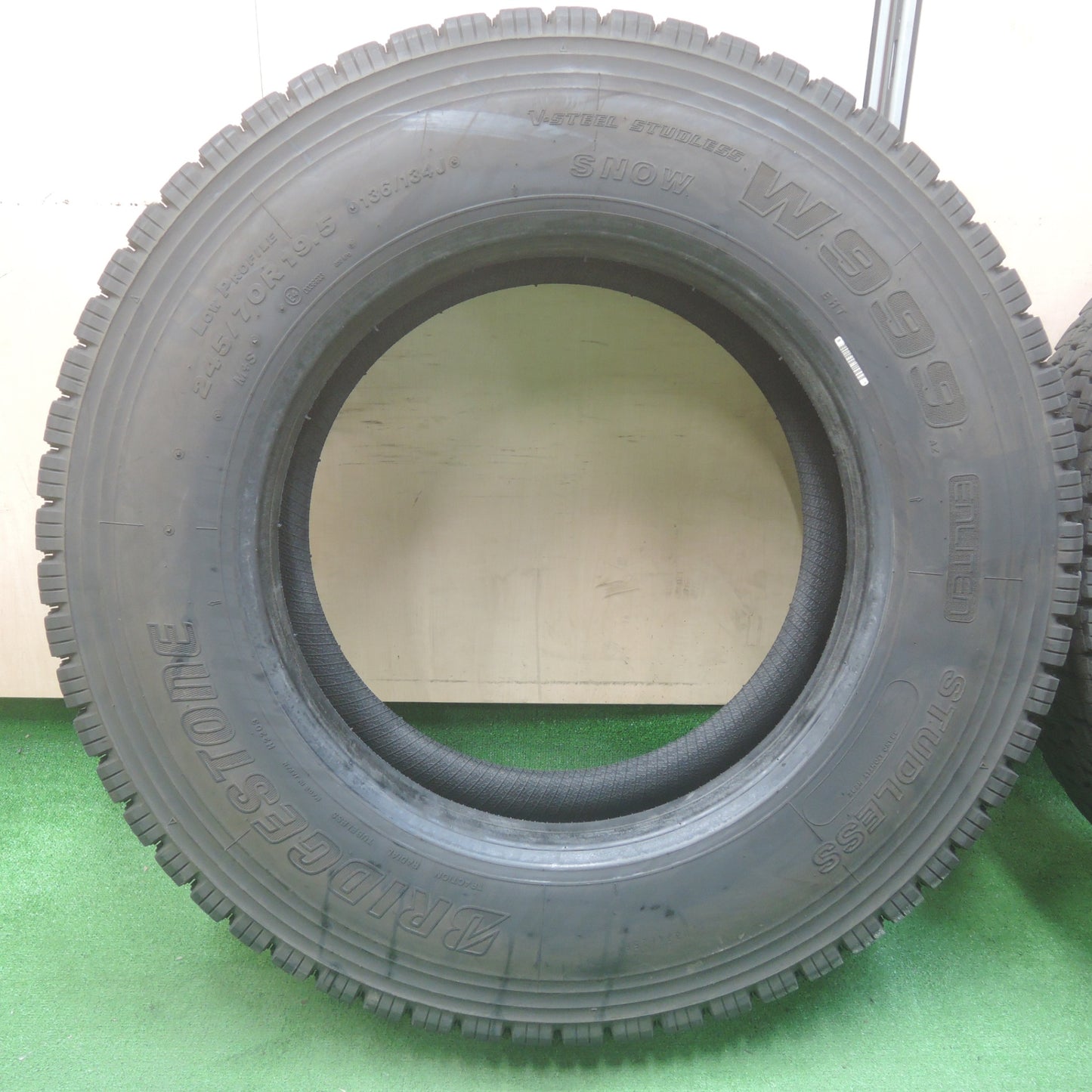 *送料無料* バリ溝！23年！9.5分★トラック タイヤ 245/70R19.5 136/134J スタッドレス ブリヂストン W999 19.5インチ★4042405KMスタ