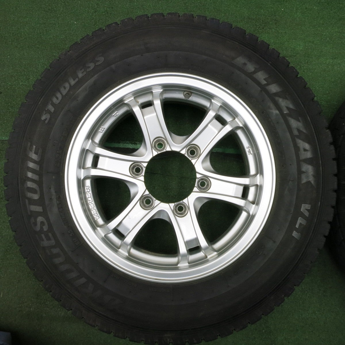 *送料無料* バリ溝！キレイ！8.5分★ハイエース等 KEELER 195/80R15 スタッドレス ブリヂストン ブリザック VL1 キーラー 15インチ PCD139.7/6H★4031807NJス