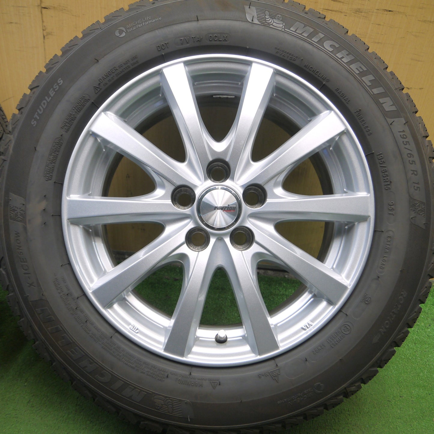 *送料無料* バリ溝！22年！キレイ！9分★プリウス等 195/65R15 スタッドレス ミシュラン X-ICE SNOW ravrion RS01 ラブリオン PCD100/5H★4032701Hス