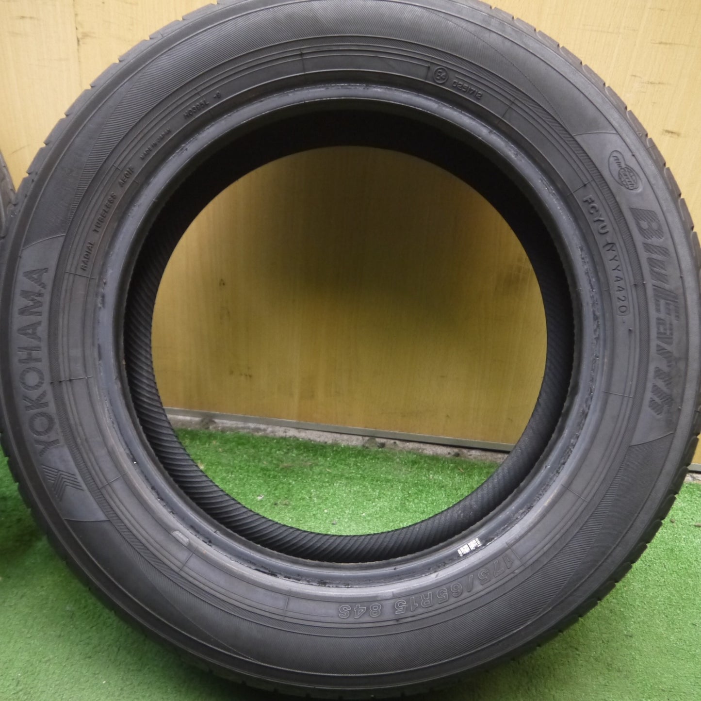 *送料無料* バリ溝！20年！8.5分★175/65R15 ヨコハマ ブルーアース タイヤ 15インチ アクア フィット スイフト 等★4071004Hノタ