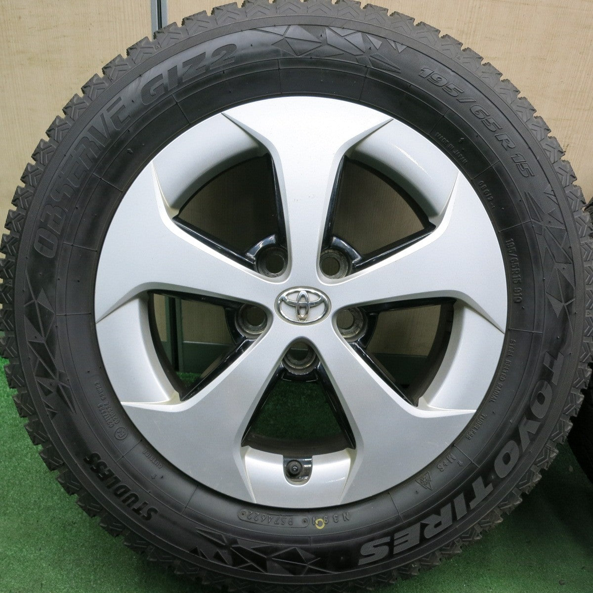 *送料無料* バリ溝！22年！9.5分以上★トヨタ 30系 プリウス 純正 195/65R15 スタッドレス トーヨー オブザーブ GIZ2  15インチ PCD100/5H★4052705HAス