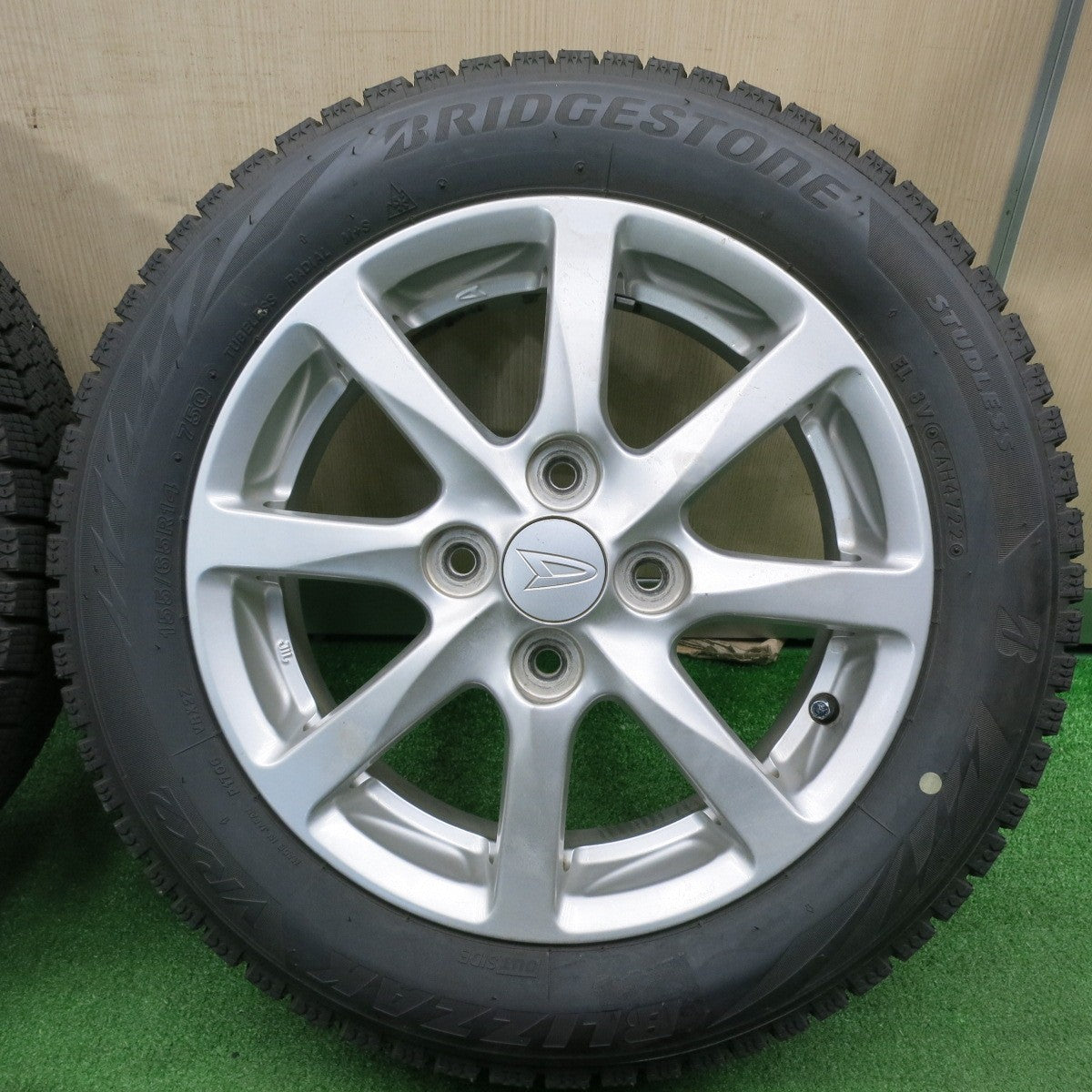 [送料無料] バリ溝！22年！9.5分以上★ダイハツ タント ムーヴ 等 純正 155/65R14 スタッドレス ブリヂストン ブリザック VRX2 14インチ PCD100/4H★4121812TNス