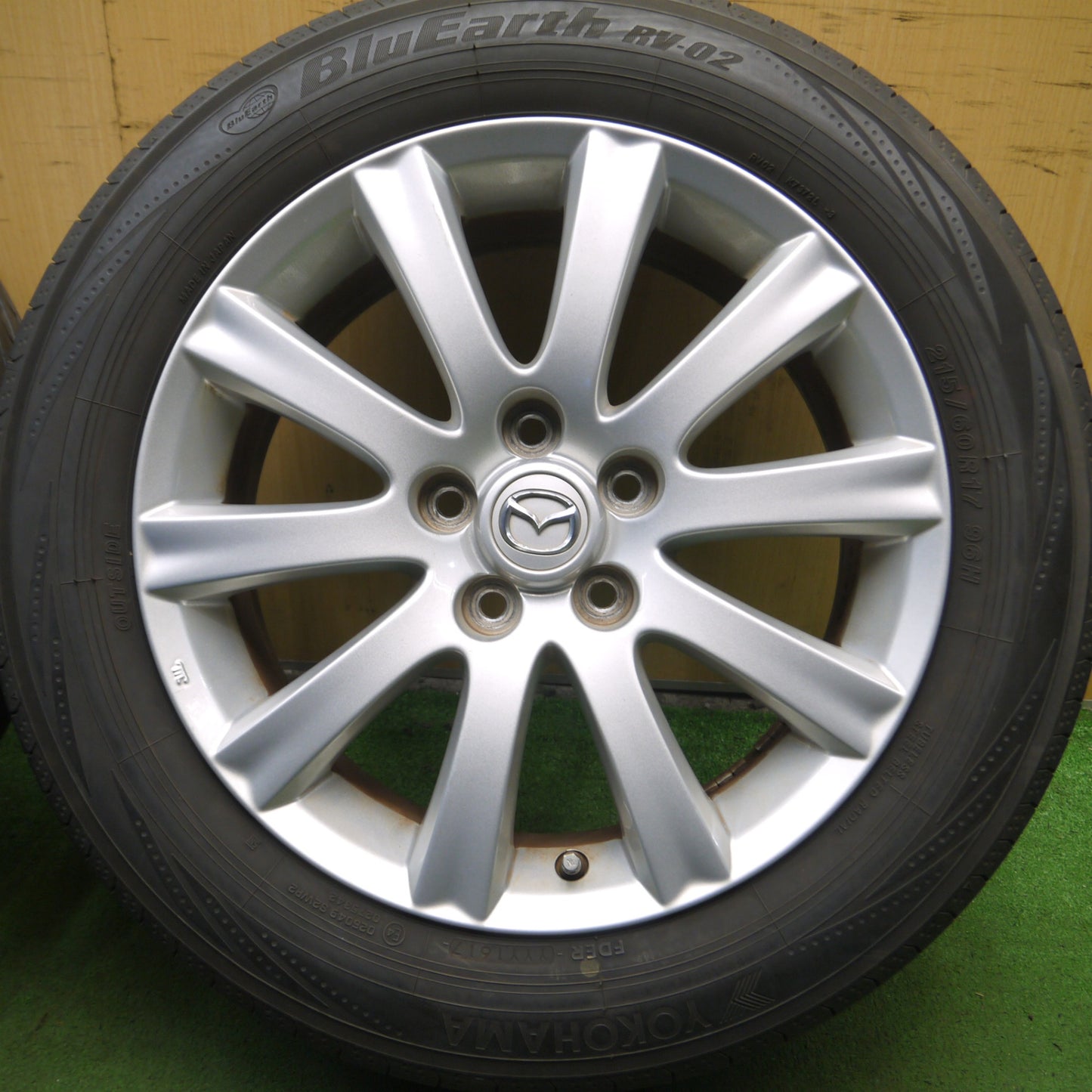 *送料無料* 4本価格★マツダ MPV 純正 215/60R17 ヨコハマ ブルーアース RV-02 17インチ PCD114.3/5H★4040811Hノ