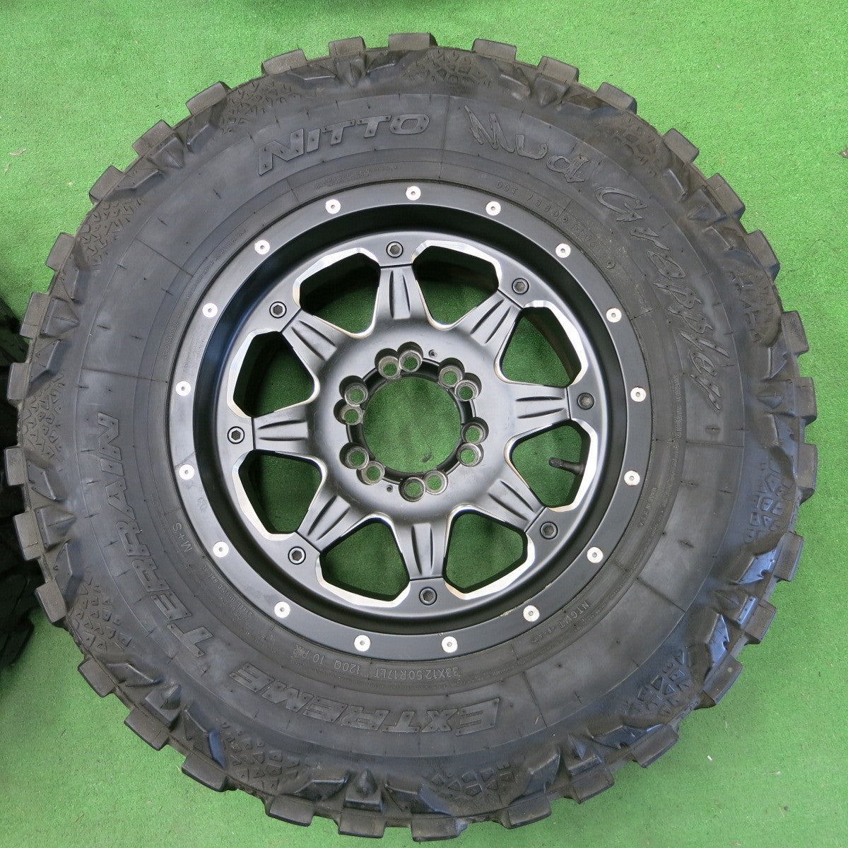 *送料無料* バリ溝！9.5分★FUEL 33×12.50R17 ニットー Mud Grappler EXTREME TERRAIN フューエル PCD135 139.7/6H マルチ★4060401ナノ