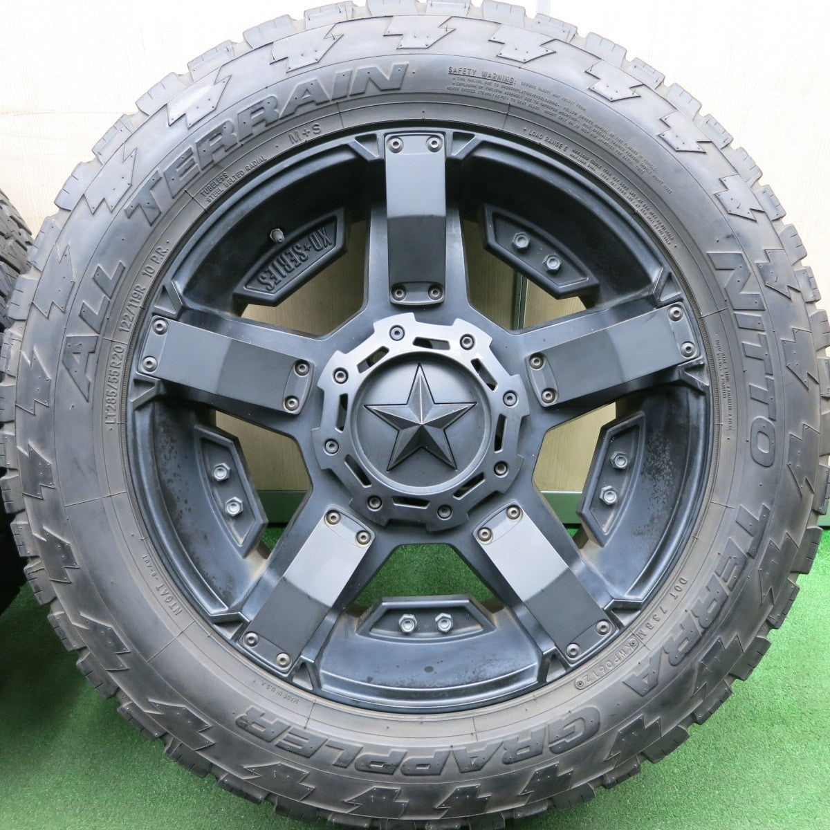 *送料無料* バリ溝！9.5分★KMC XD-SERIES ロックスター 285/55R20 ニットー テラ グラップラー オールテレーン PCD139.7 150/5H マルチ★4051001HAノ