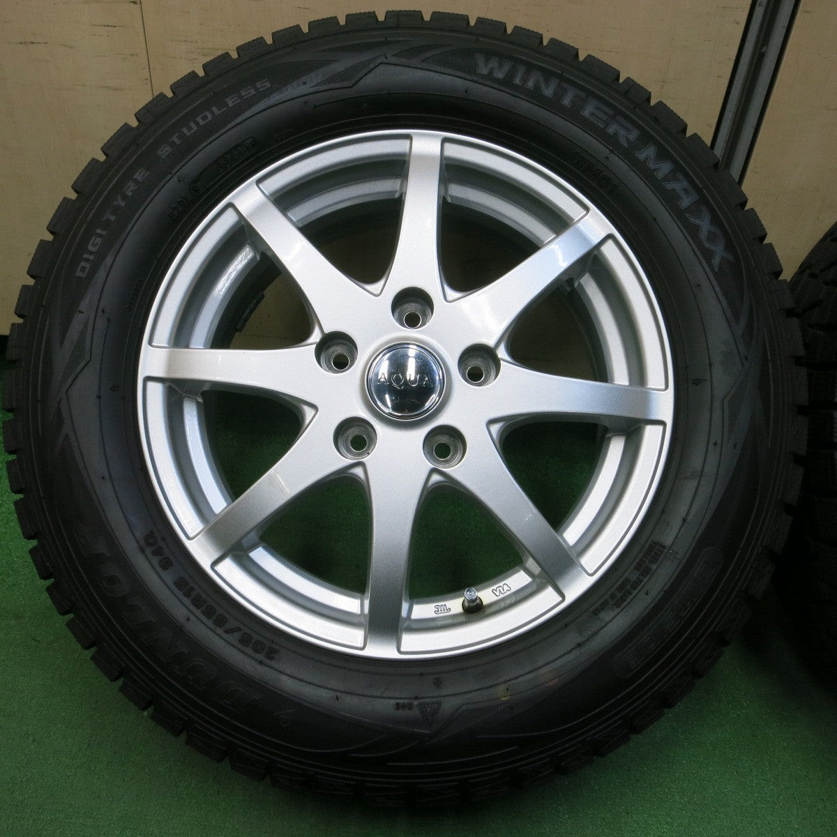 *送料無料* 超バリ溝！綺麗！ほぼ10分★スタッドレス 205/65R15 ダンロップ ウインターマックス WM01 AQUA アクア 15インチ PCD114.3/5H★4041901イス