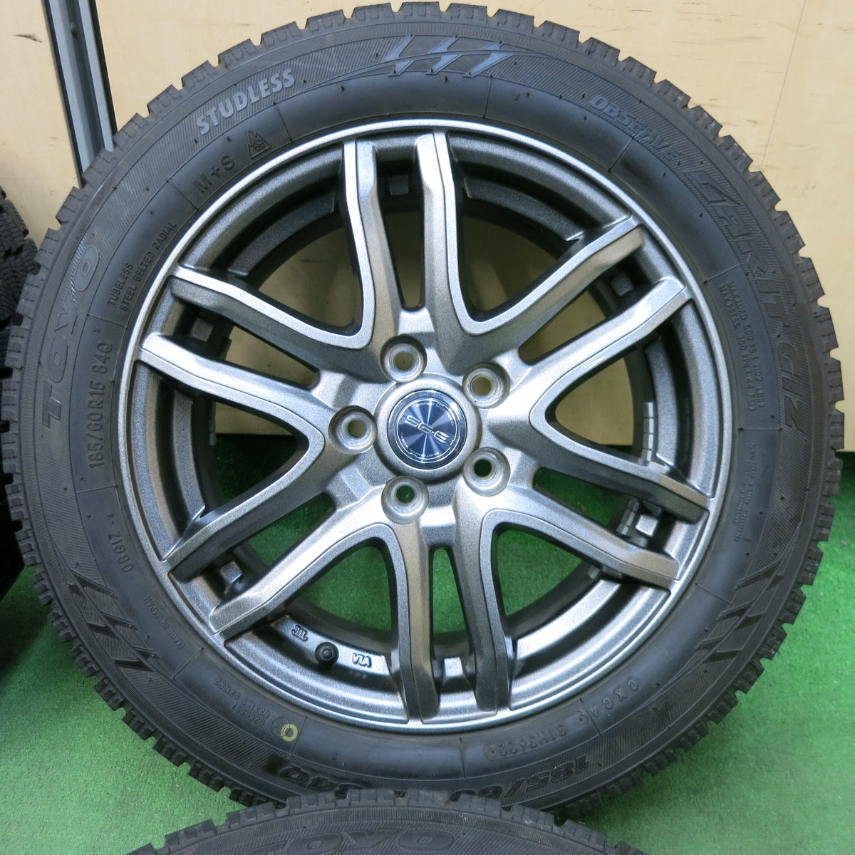 [送料無料] バリ溝！22年！キレイ！9.5分以上★シエンタ 等 185/60R15 スタッドレス トーヨー オブザーブ ガリット GIZ SG-E 15インチ PCD100/5H★4121111SYス