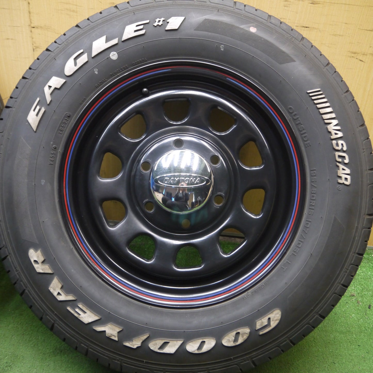 *送料無料* バリ溝！21年！キレイ！8.5分★ハイエース等 DAYTONA 195/80R15 グッドイヤー イーグル #1 ホワイトレター デイトナ PCD139.7/6H★4051401Hノ