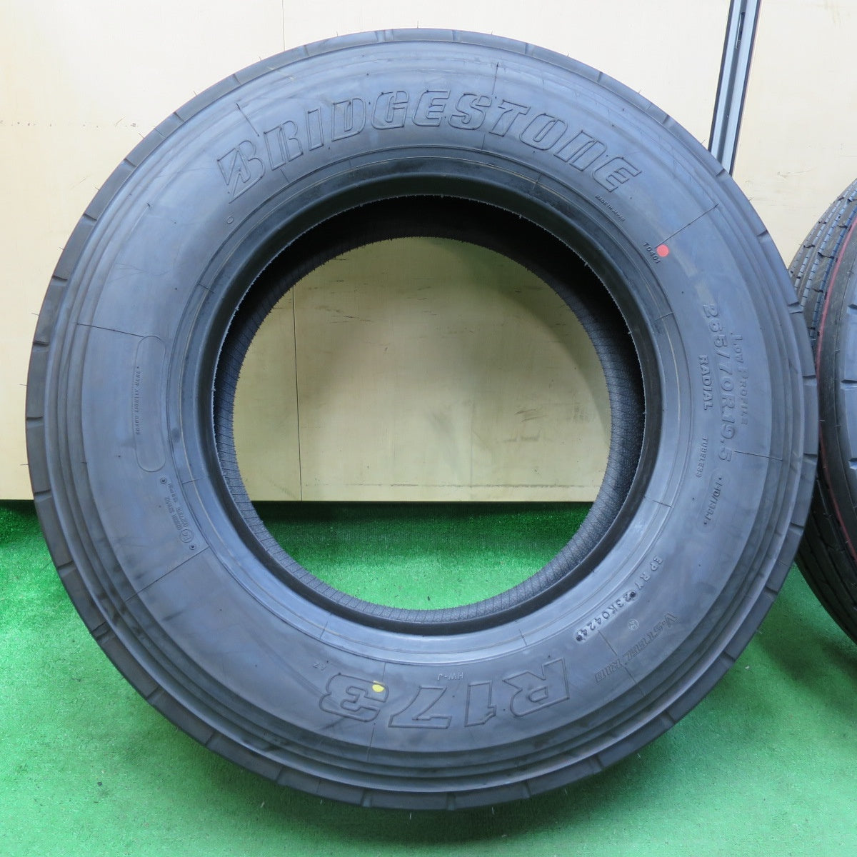 *送料無料* 新車外し！24年★トラック タイヤ 265/70R19.5 140/138J ブリヂストン R173 19.5インチ★4062405イノタ