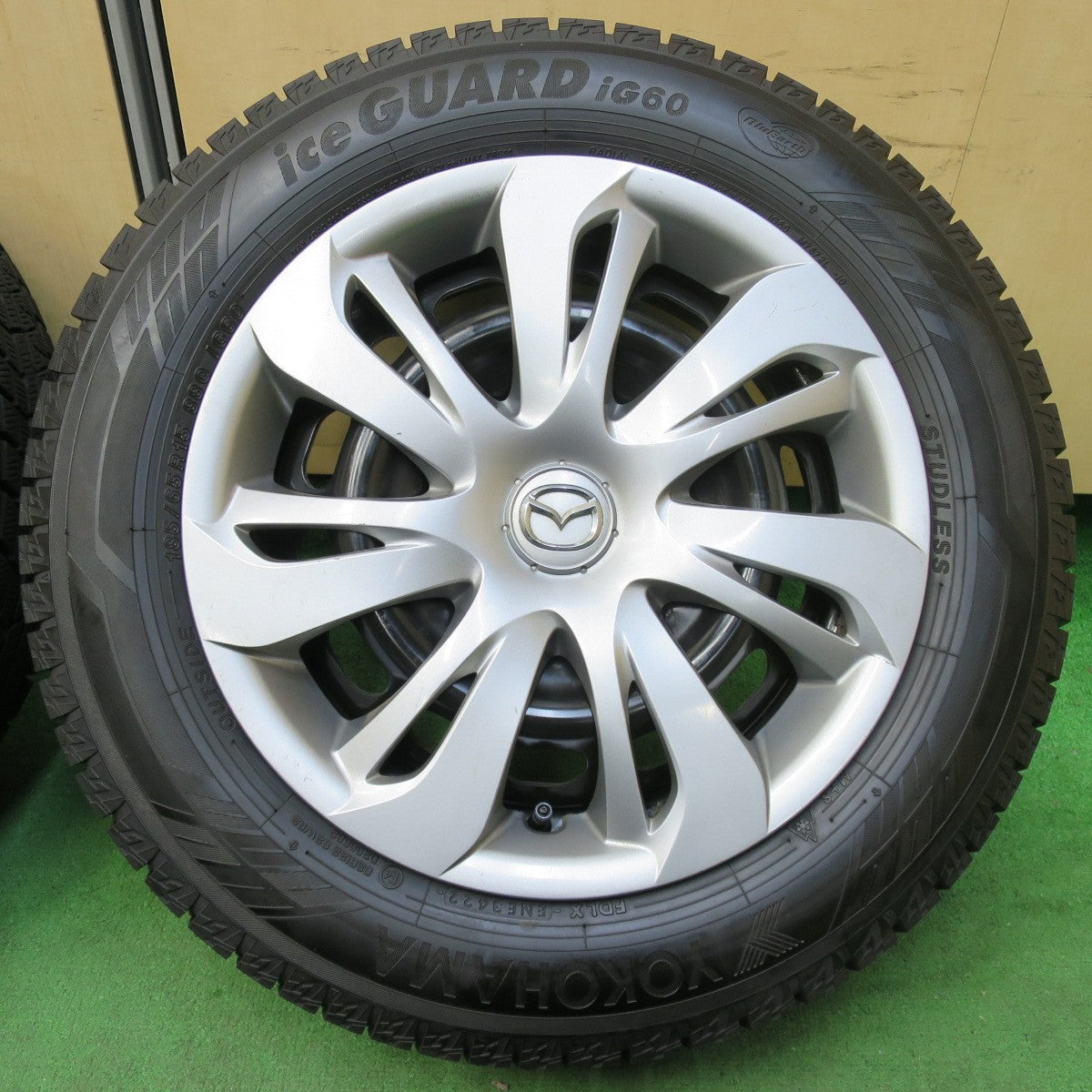 [送料無料] バリ溝！22年！9.5分★マツダ デミオ 純正 スチール 185/65R15 スタッドレス ヨコハマ アイスガード iG60 15インチ PCD100/4H★4110904イス