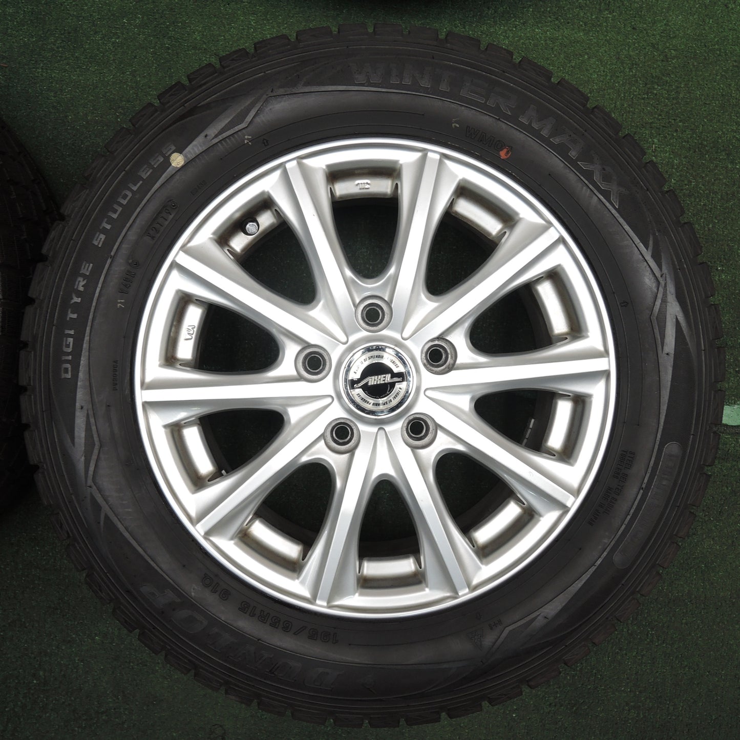 *送料無料* バリ溝！キレイ！9.5分以上★スタッドレス 195/65R15 ダンロップ ウインターマックス WM01 AXEL アクセル 15インチ PCD114.3/5H★4031806TNス