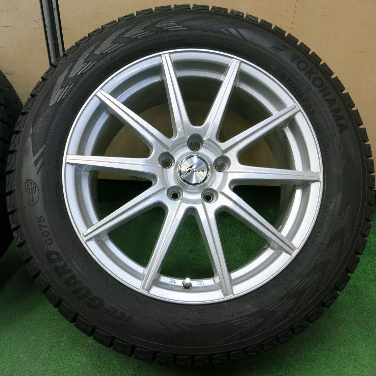 *送料無料* バリ溝！21年！キレイ！9.5分★スタッドレス 235/60R18 ヨコハマ アイスガード G075 ZEPHYR ゼファー 18インチ PCD114.3/5H★4051404イス