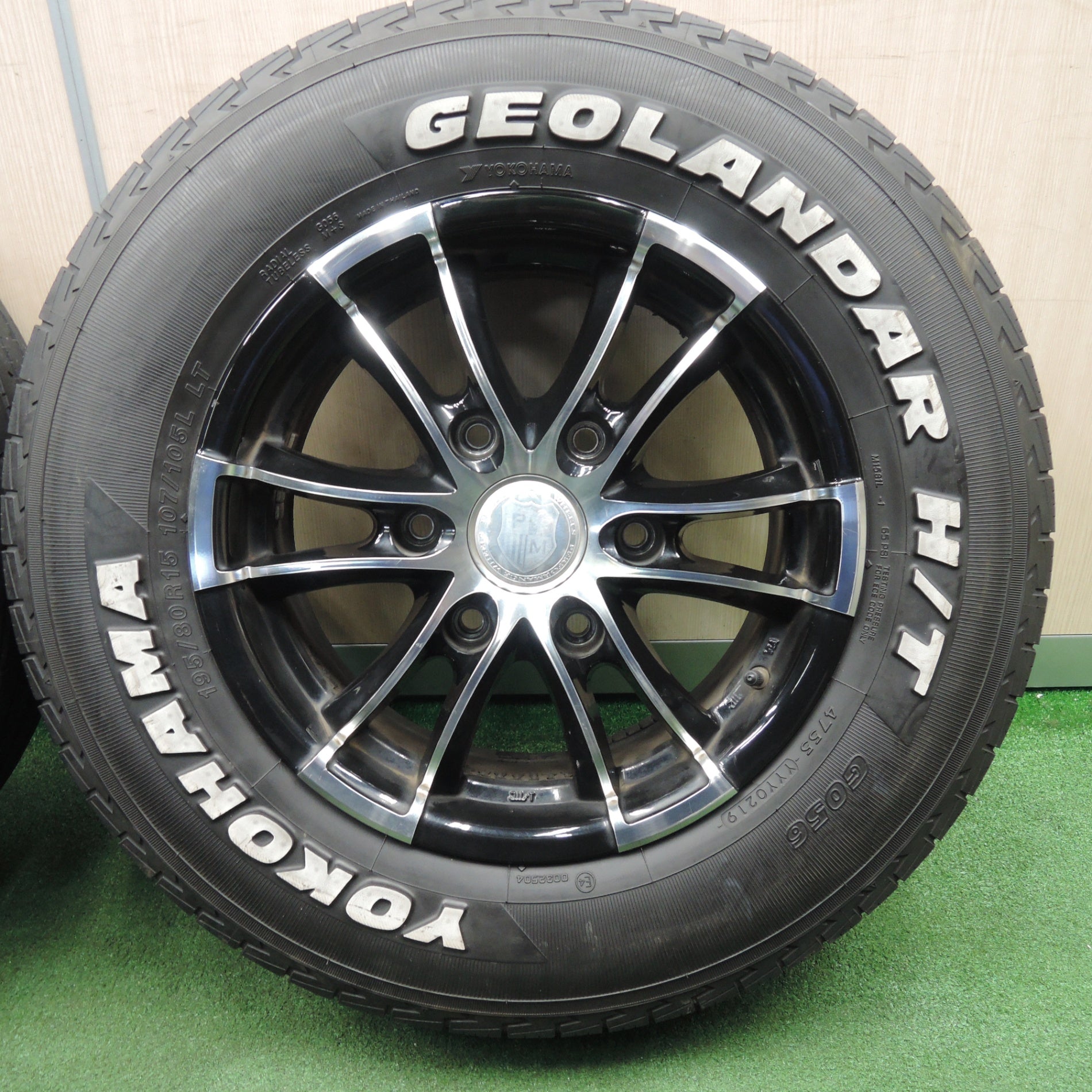 *送料無料* 4本価格★ハイエース等 PERFORMANCE WHEELS 195/80R15 ヨコハマ ジオランダー H/T ホワイトレター  PCD139.7/6H★4030403NJノ