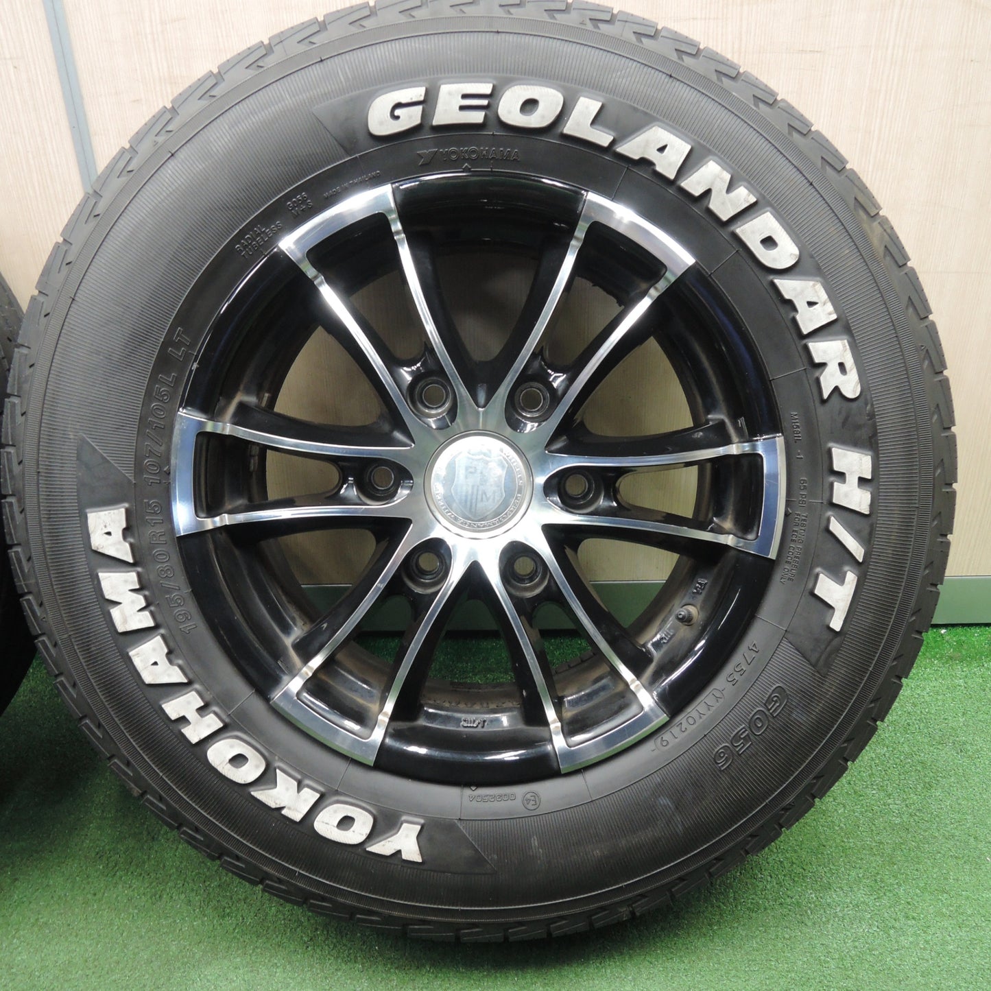 *送料無料* 4本価格★ハイエース等 PERFORMANCE WHEELS 195/80R15 ヨコハマ ジオランダー H/T ホワイトレター PCD139.7/6H★4030403NJノ