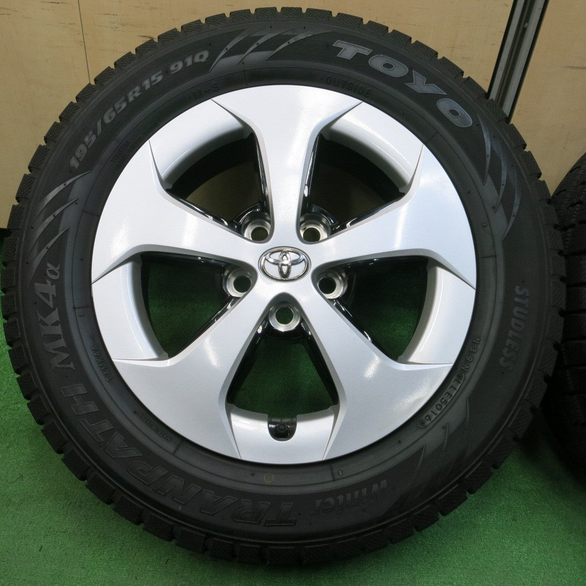 *送料無料* バリ溝！キレイ！9分★トヨタ 30系 プリウス 純正 195/65R15 スタッドレス トーヨー ウインター トランパス MK4α PCD100/5H★4040905イス