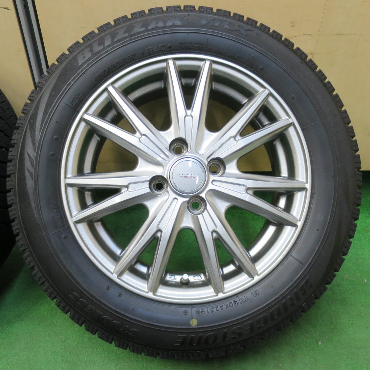 [送料無料] バリ溝！キレイ！9分★スタッドレス 175/65R15 ブリヂストン ブリザック VRX VELVA KEVIN ヴェルヴァ 15インチ PCD100/4H★4101607イス