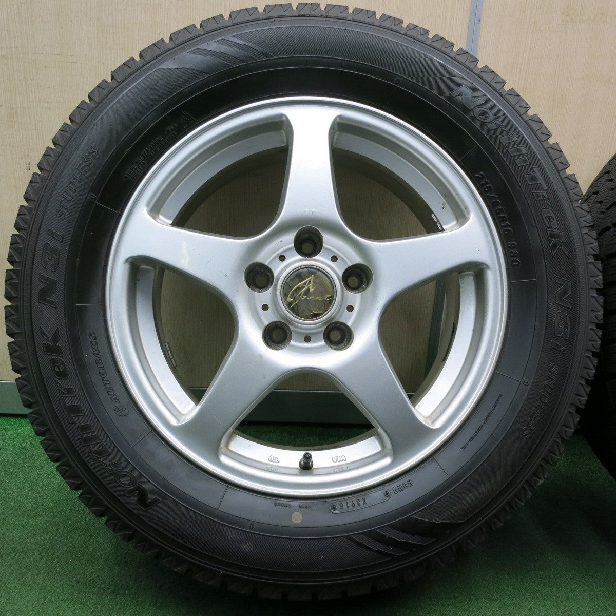 *送料無料* バリ溝！ほぼ10分★スタッドレス 215/65R16 オートバックス ノーストレック N3i Azeet 16インチ PCD114.3/5H★4040305NJス