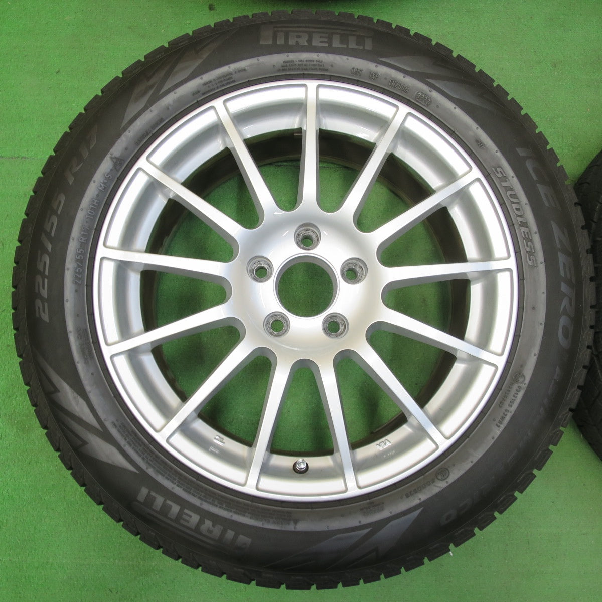 *送料無料* バリ溝！22年！キレイ！9分★ベンツ 等 TAS JAPAN 225/55R17 スタッドレス ピレリ アイスゼロ アシンメトリコ 17インチ PCD112/5H★4071206イス