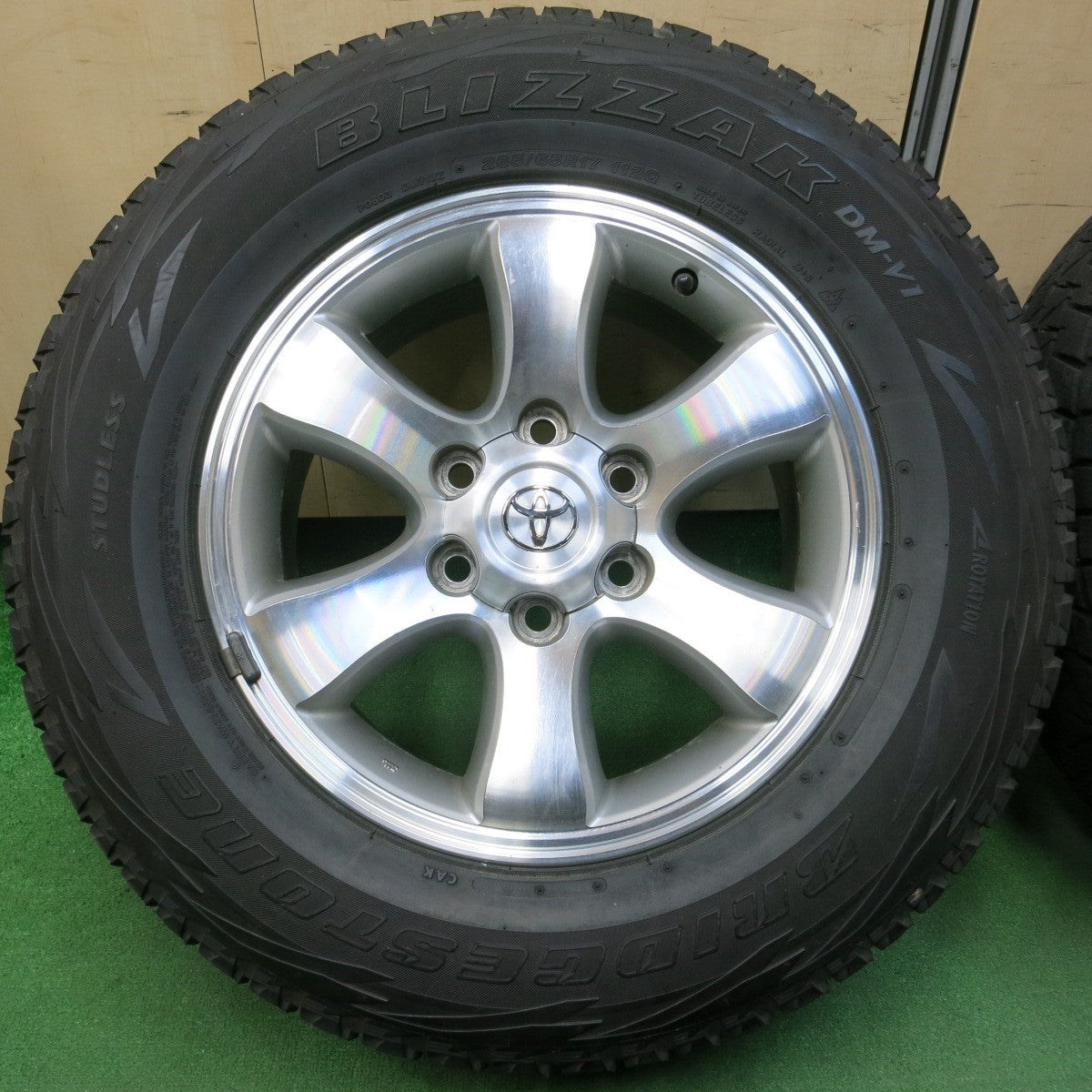 *送料無料* キレイ★トヨタ 120系 ランクル プラド 純正 265/65R17 ブリヂストン ブリザック DM-V1 17インチ PCD139.7/6H★4042607イス