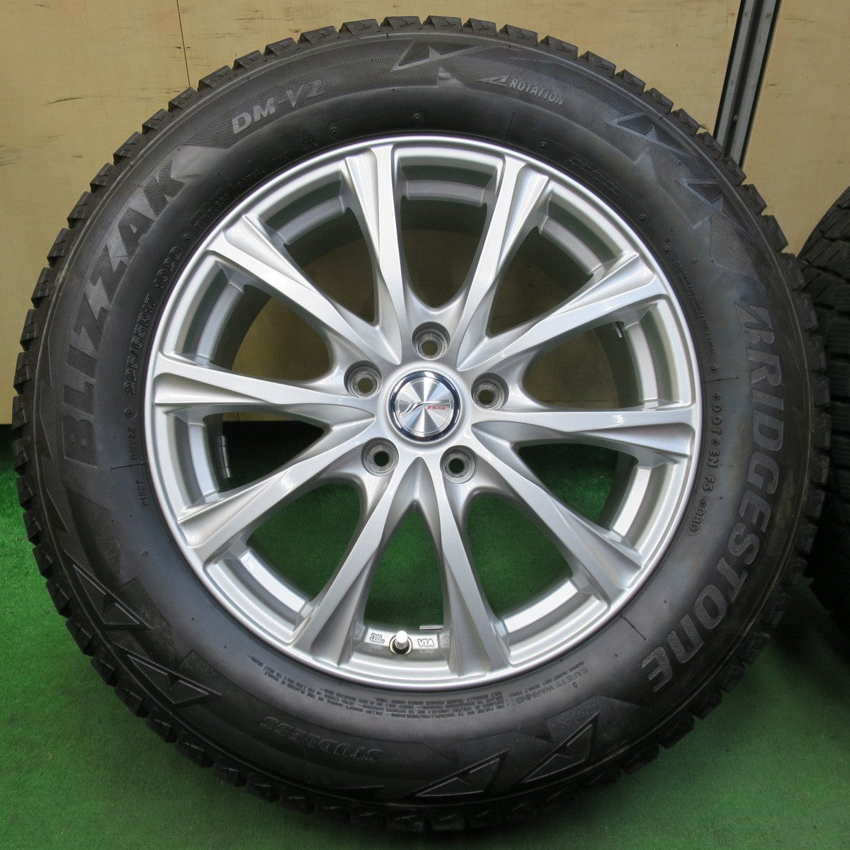 [送料無料] バリ溝！キレイ！8.5分★スタッドレス 225/65R17 ブリヂストン ブリザック DM-V2 JOKER ジョーカー 17インチ PCD114.3/5H★4120301イス