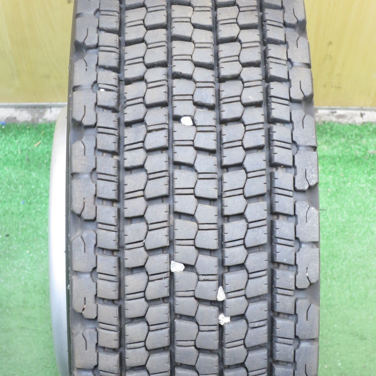 *送料無料* バリ溝！20年！8.5分★トラック タイヤ 225/80R17.5 123/122L ブリヂストン W900 TOPY スチール 135-9TCS 17.5インチ PCD222.25/6H★4050401クス