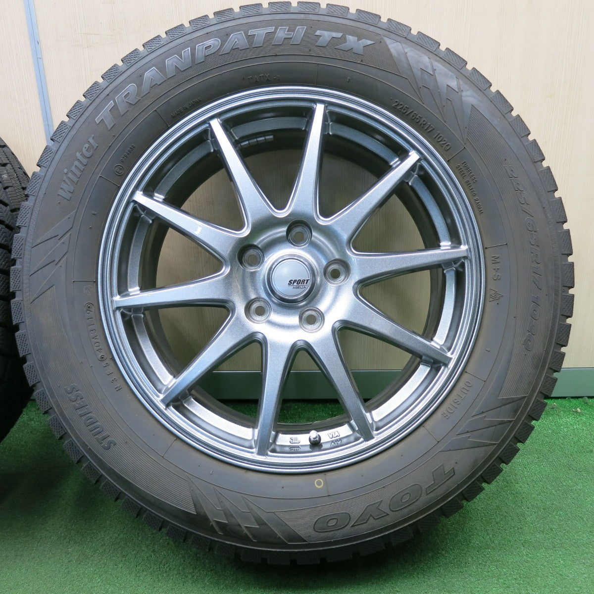 *送料無料* バリ溝！キレイ！9.5分★スタッドレス 225/65R17 トーヨー ウインター トランパス TX SPORT ABELIA 17インチ PCD114.3/5H★4051401NJス